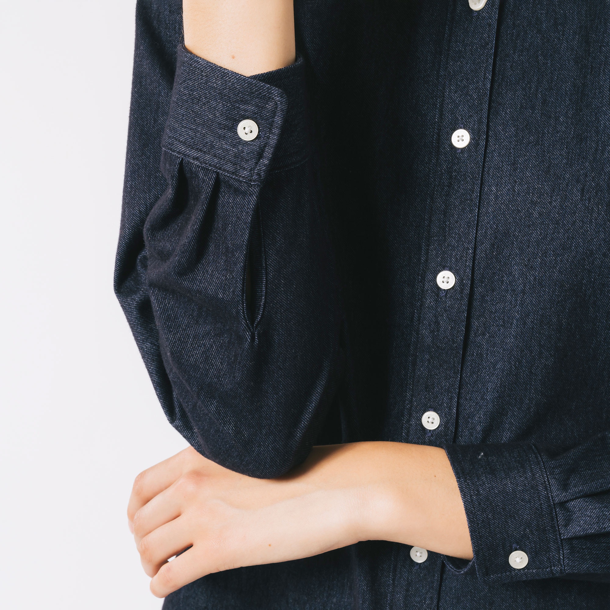 インディゴライクニットシャツ