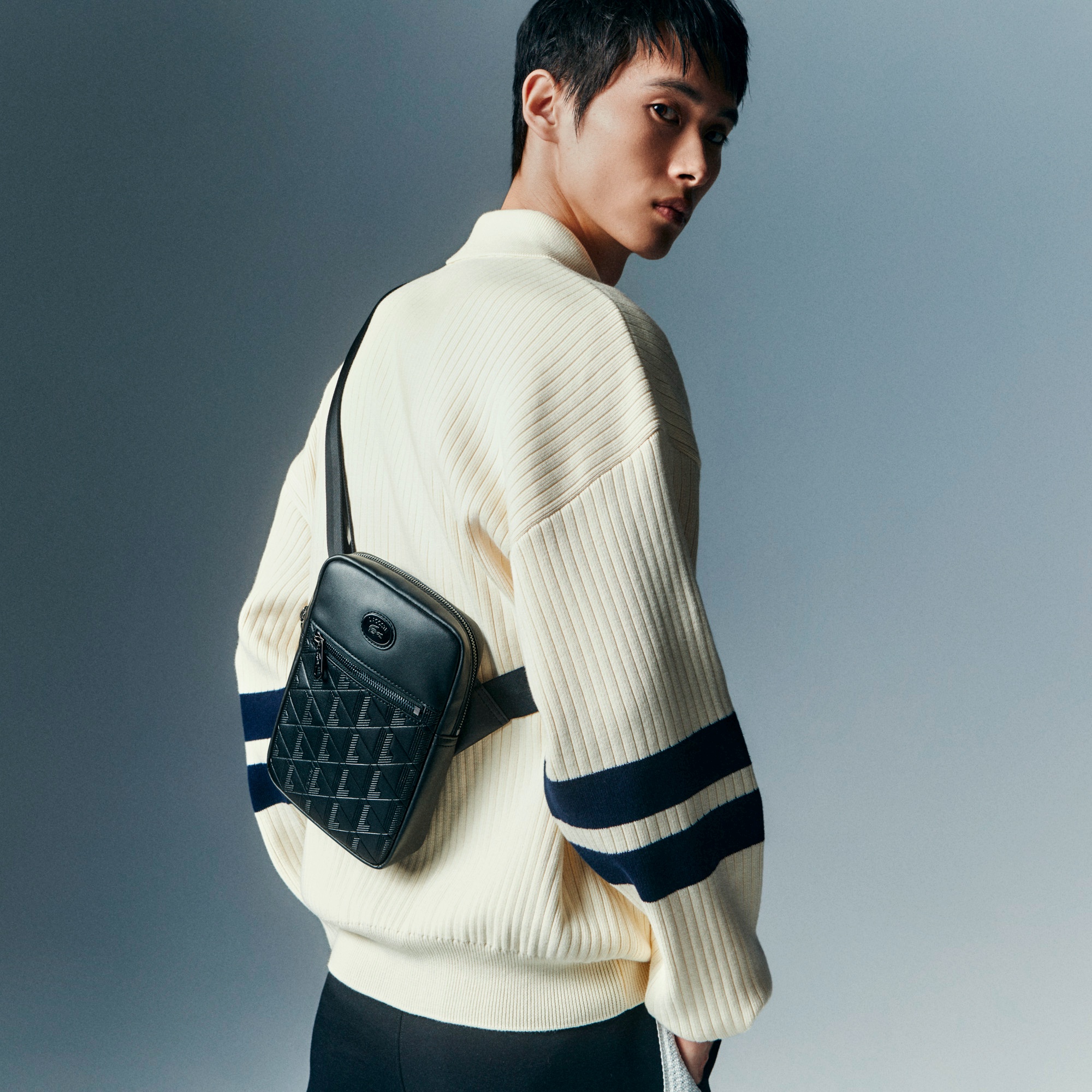 モノグラムショルダーバッグ