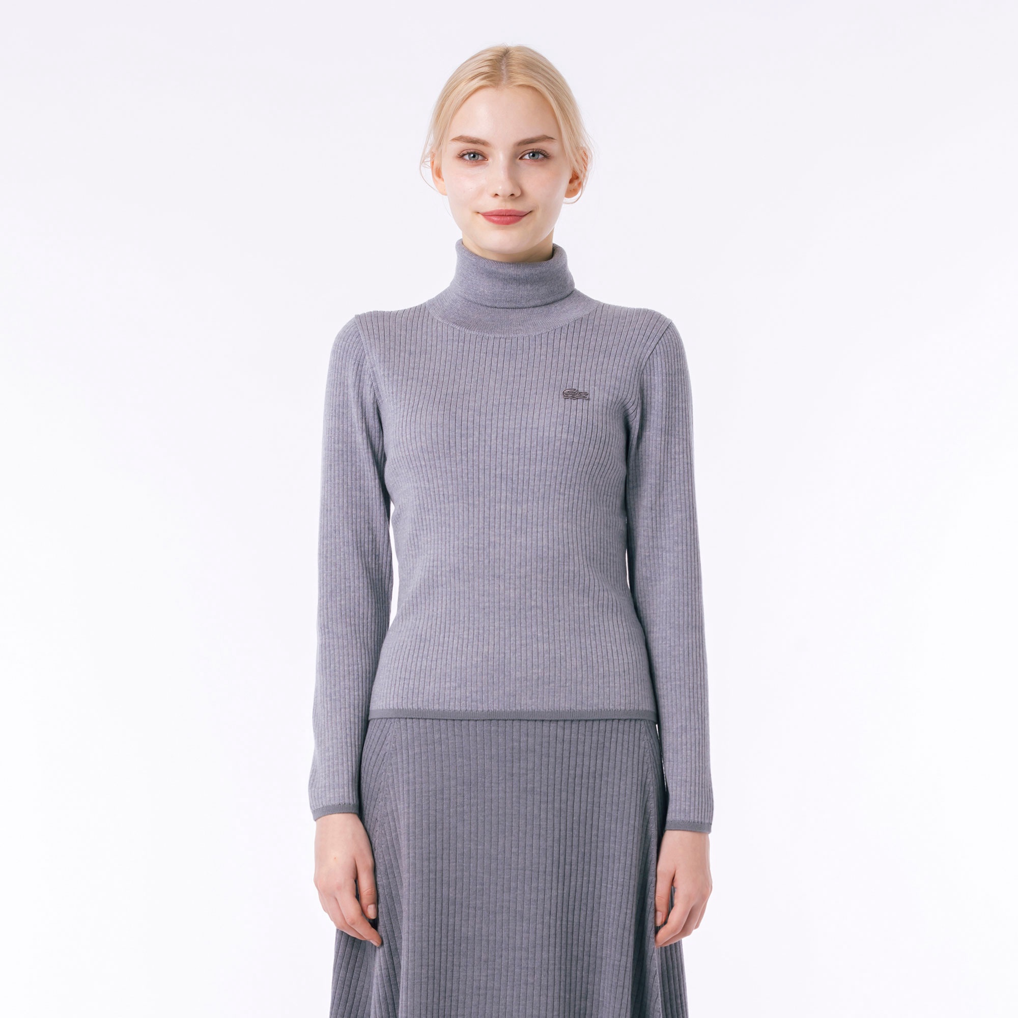 スリムフィットタートルネックセーター