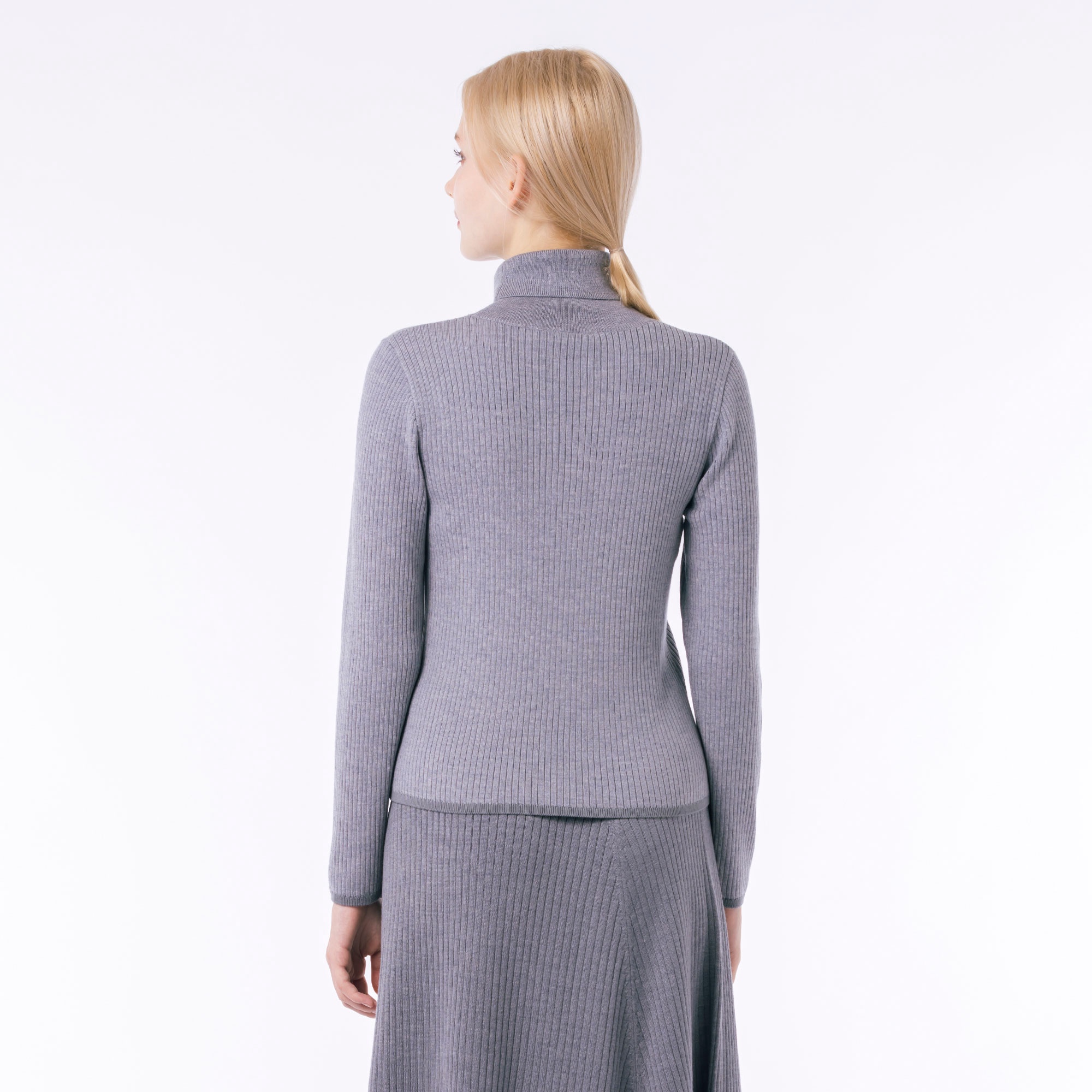 スリムフィットタートルネックセーター