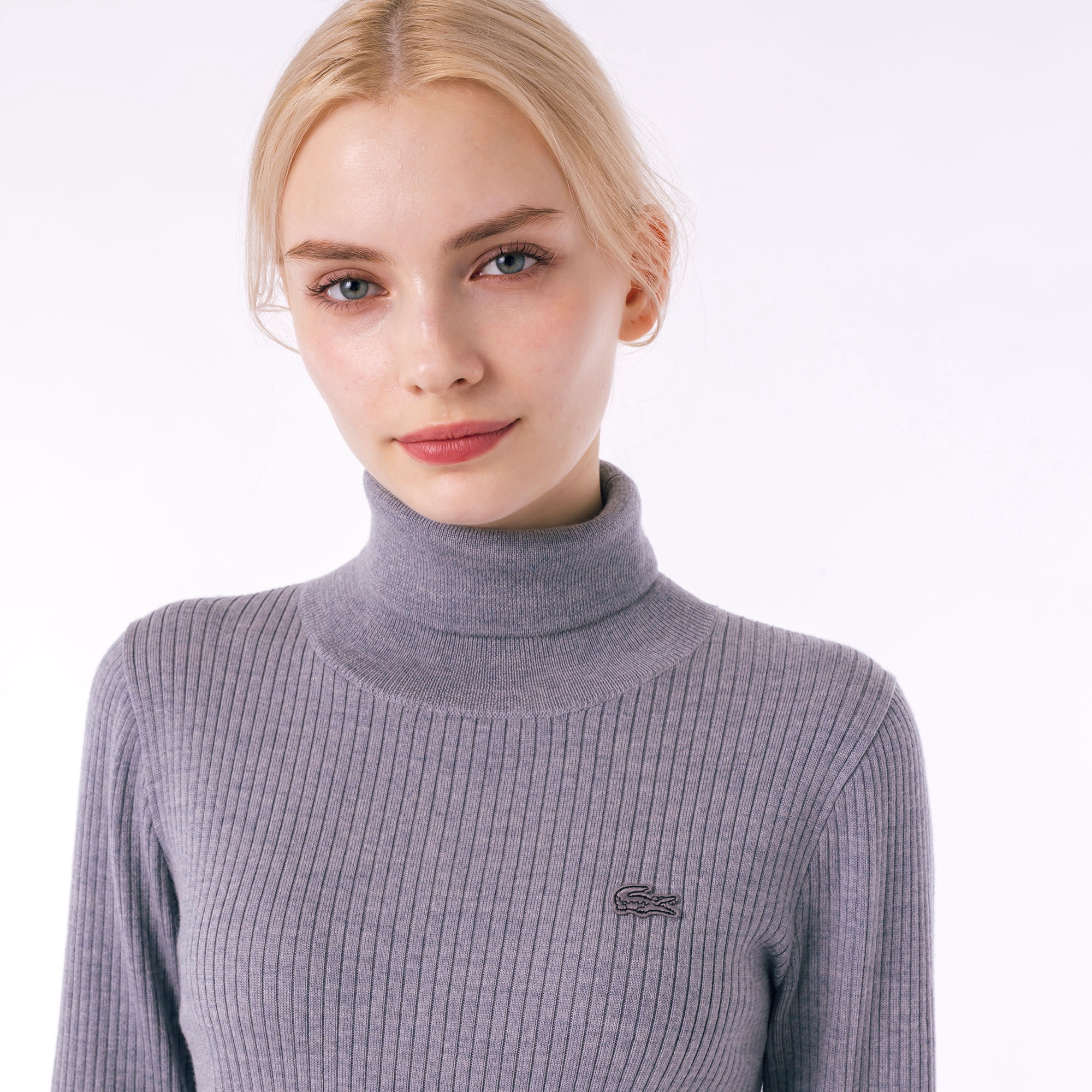 スリムフィットタートルネックセーター