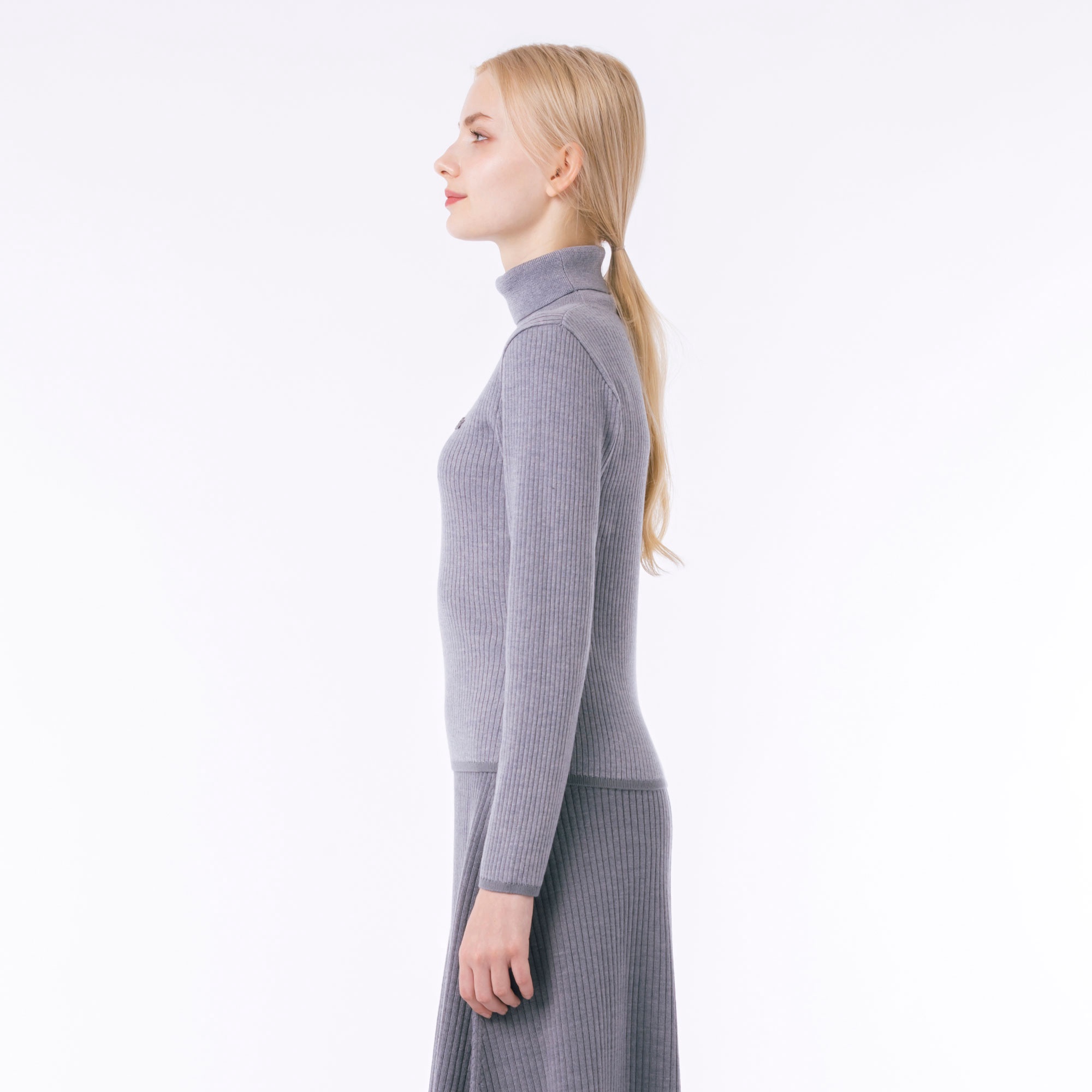 スリムフィットタートルネックセーター