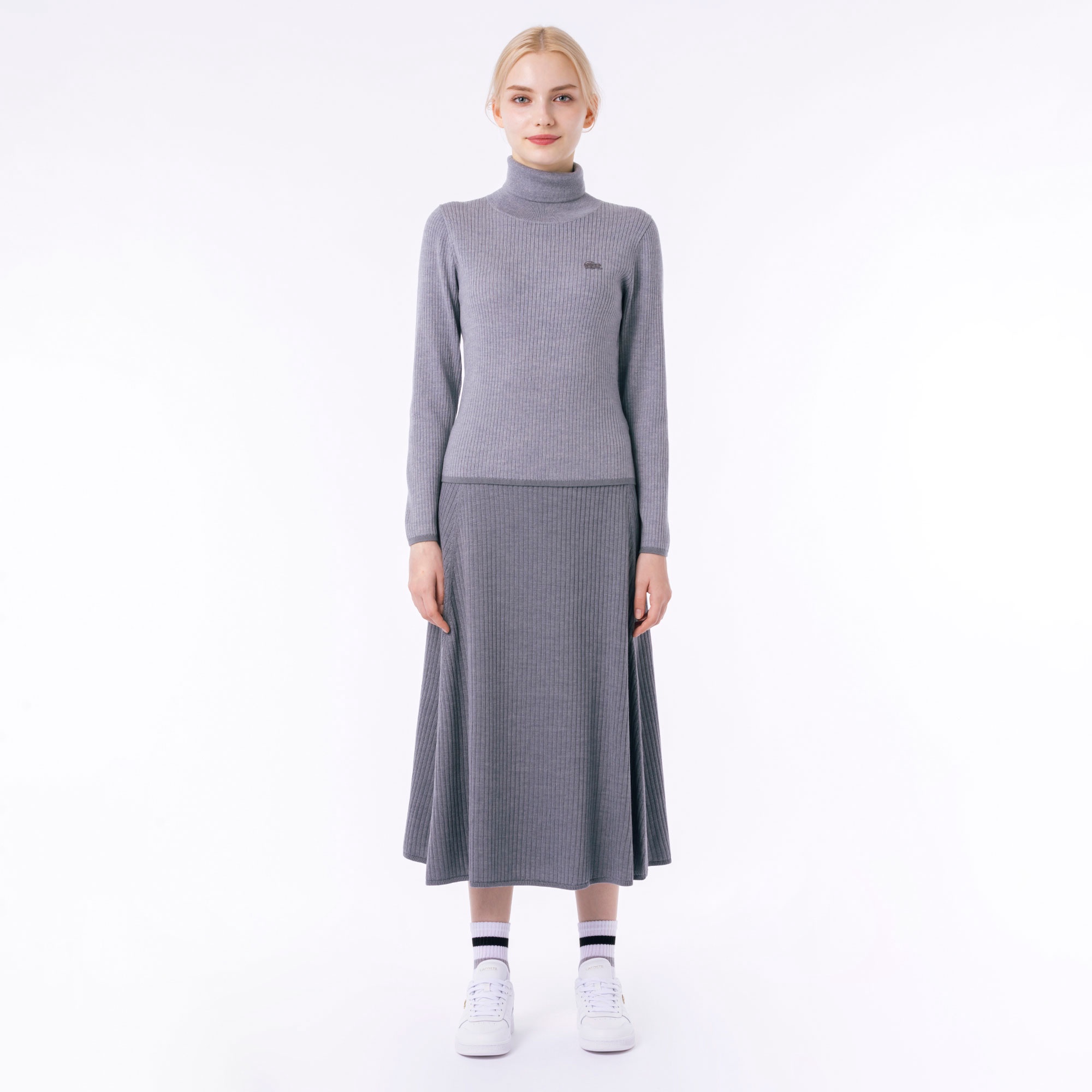 スリムフィットタートルネックセーター