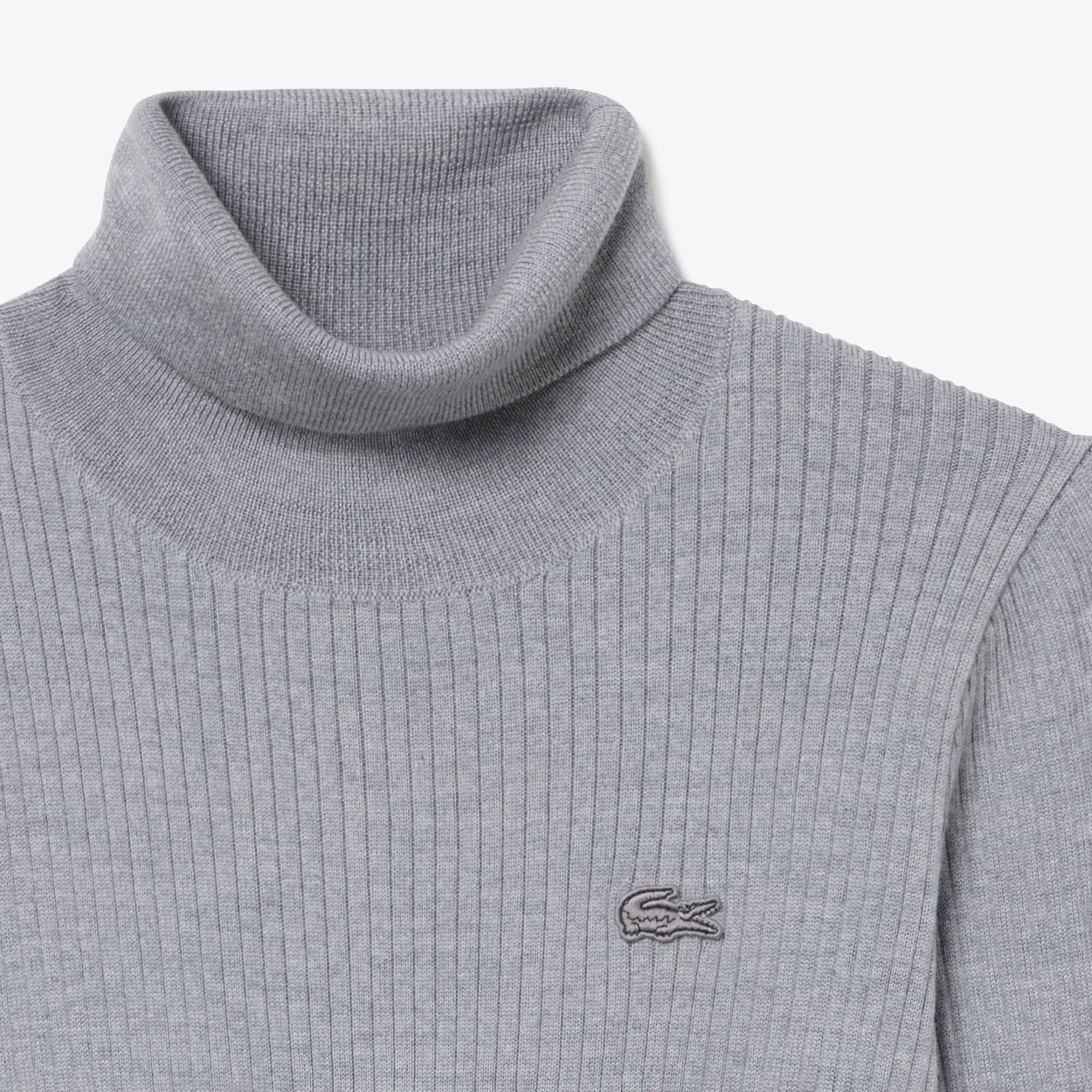 スリムフィットタートルネックセーター