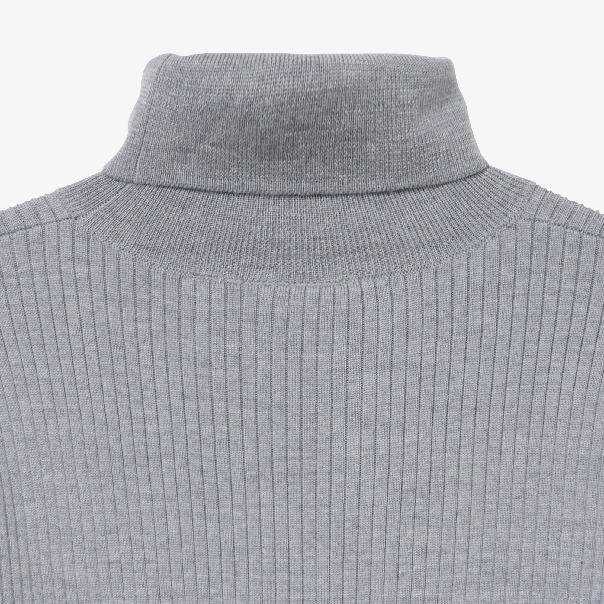 スリムフィットタートルネックセーター