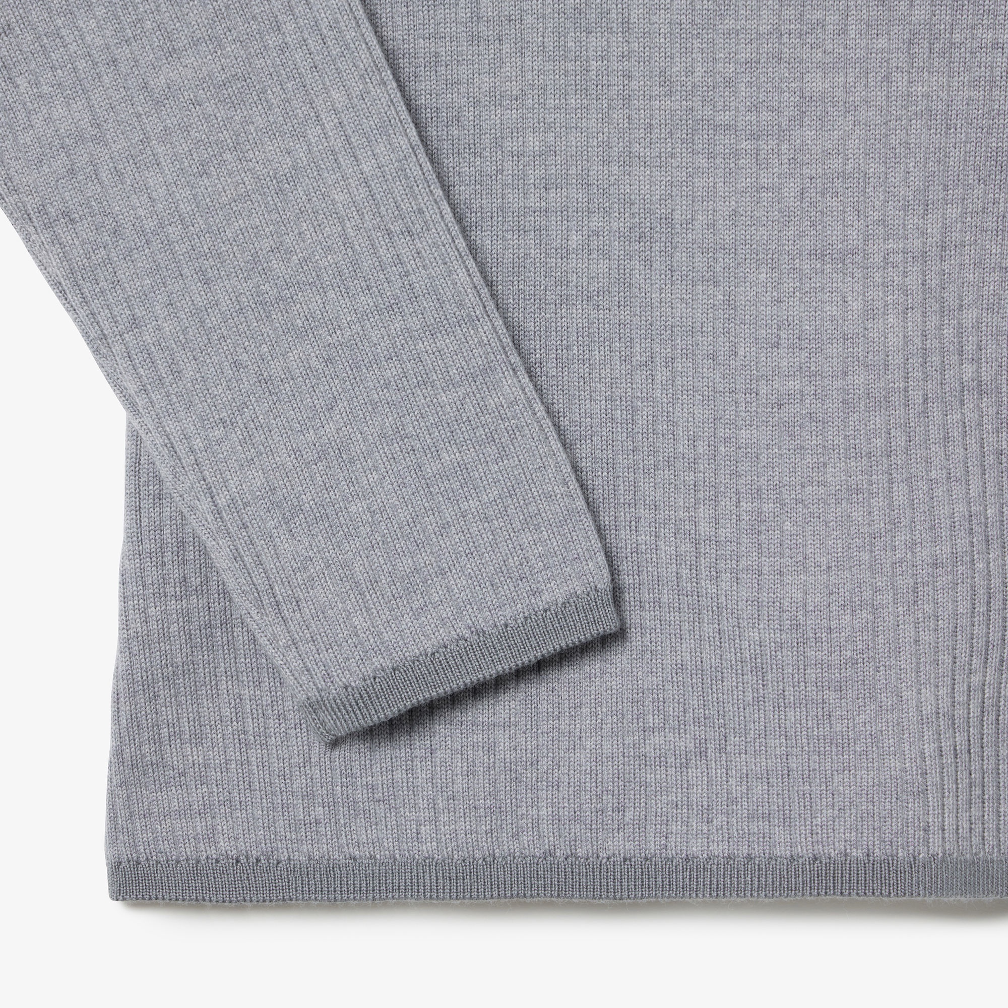 スリムフィットタートルネックセーター