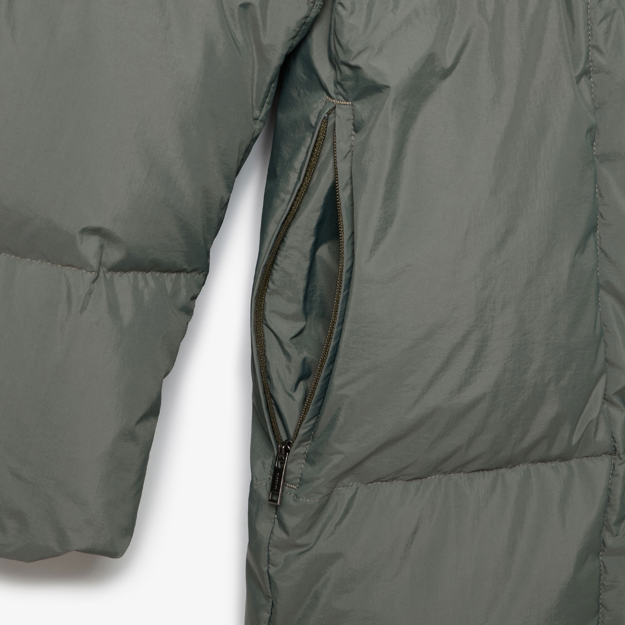 スタンドカラーダウンコート