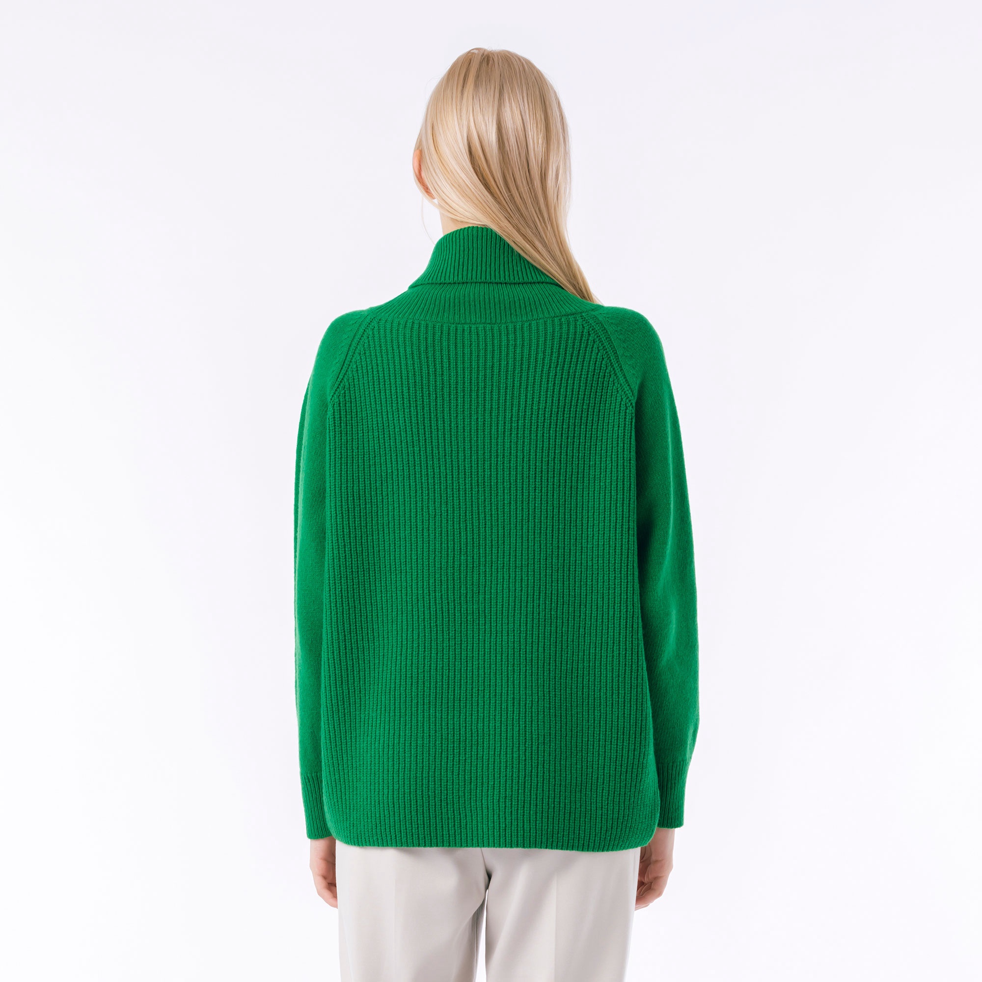 ミドルゲージタートルネックニットセーター