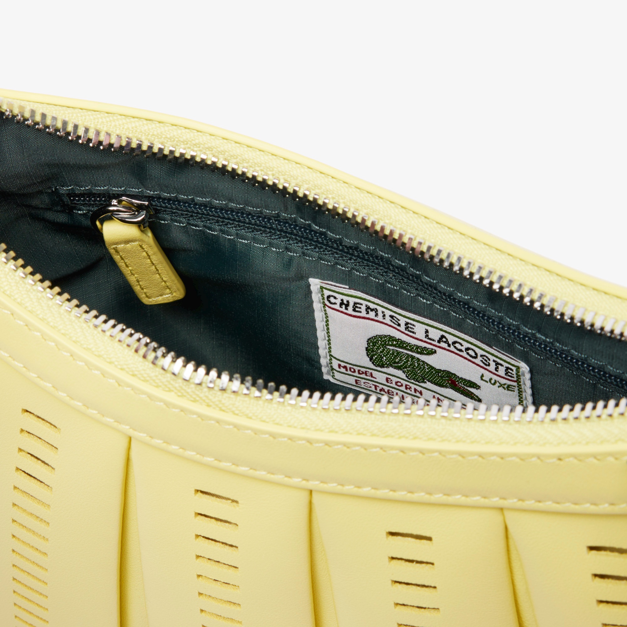 『25SS Fashion Show』ランウェイ パンチングレザープリーツバッグ