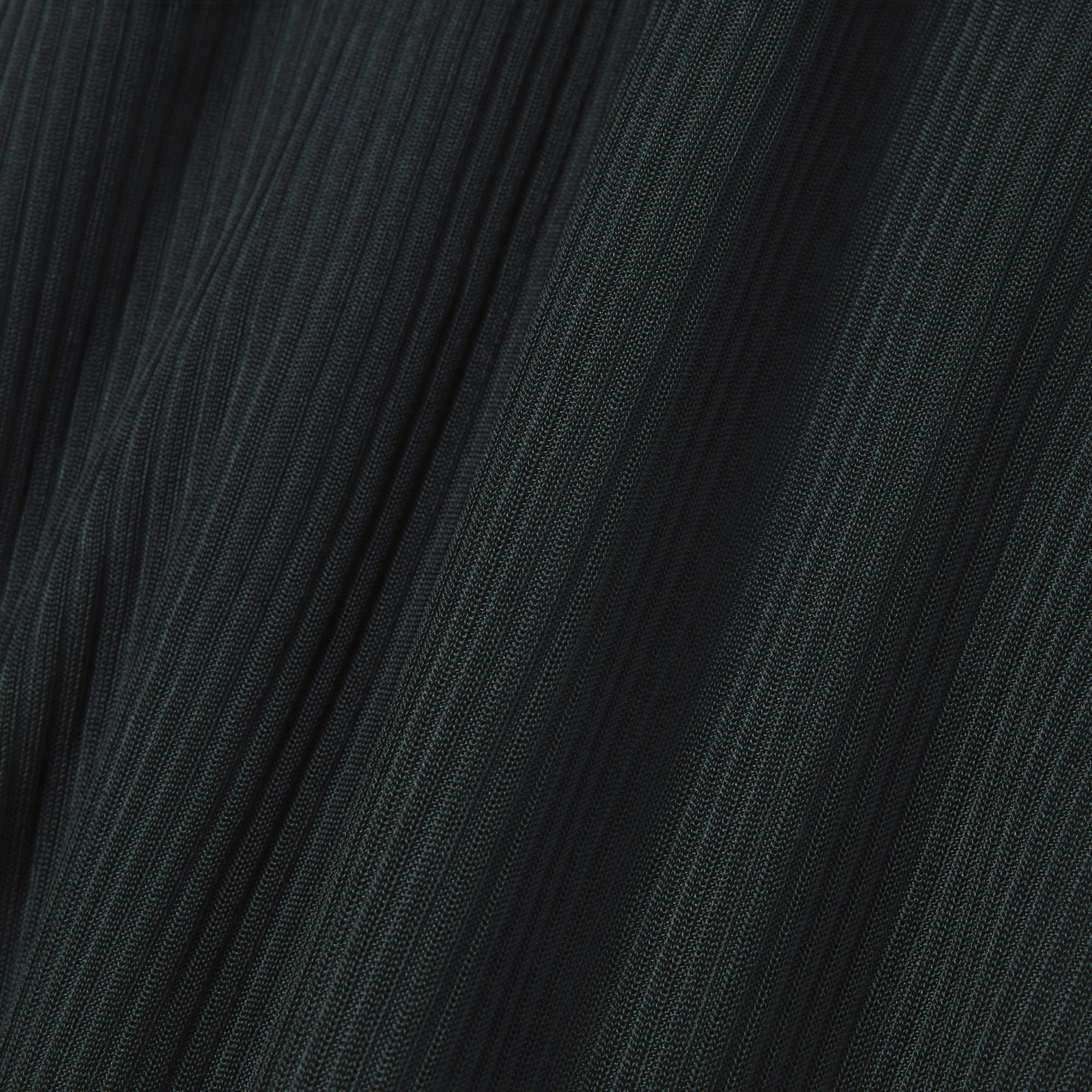 『FW25 Fashion Show』ウールブレンドポロカラーニットセーター