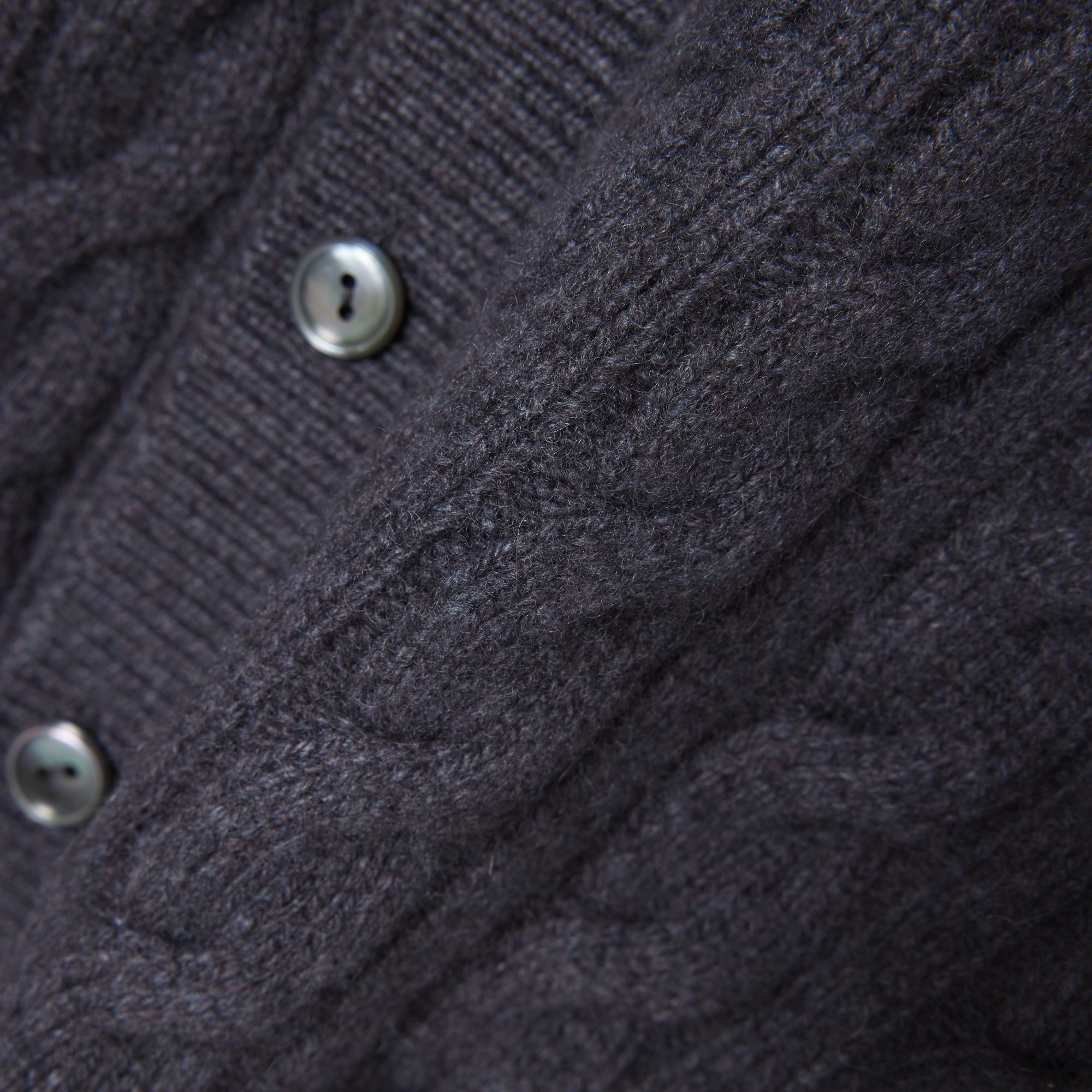 『FW25 Fashion Show』カシミアケーブルニットカーディガン