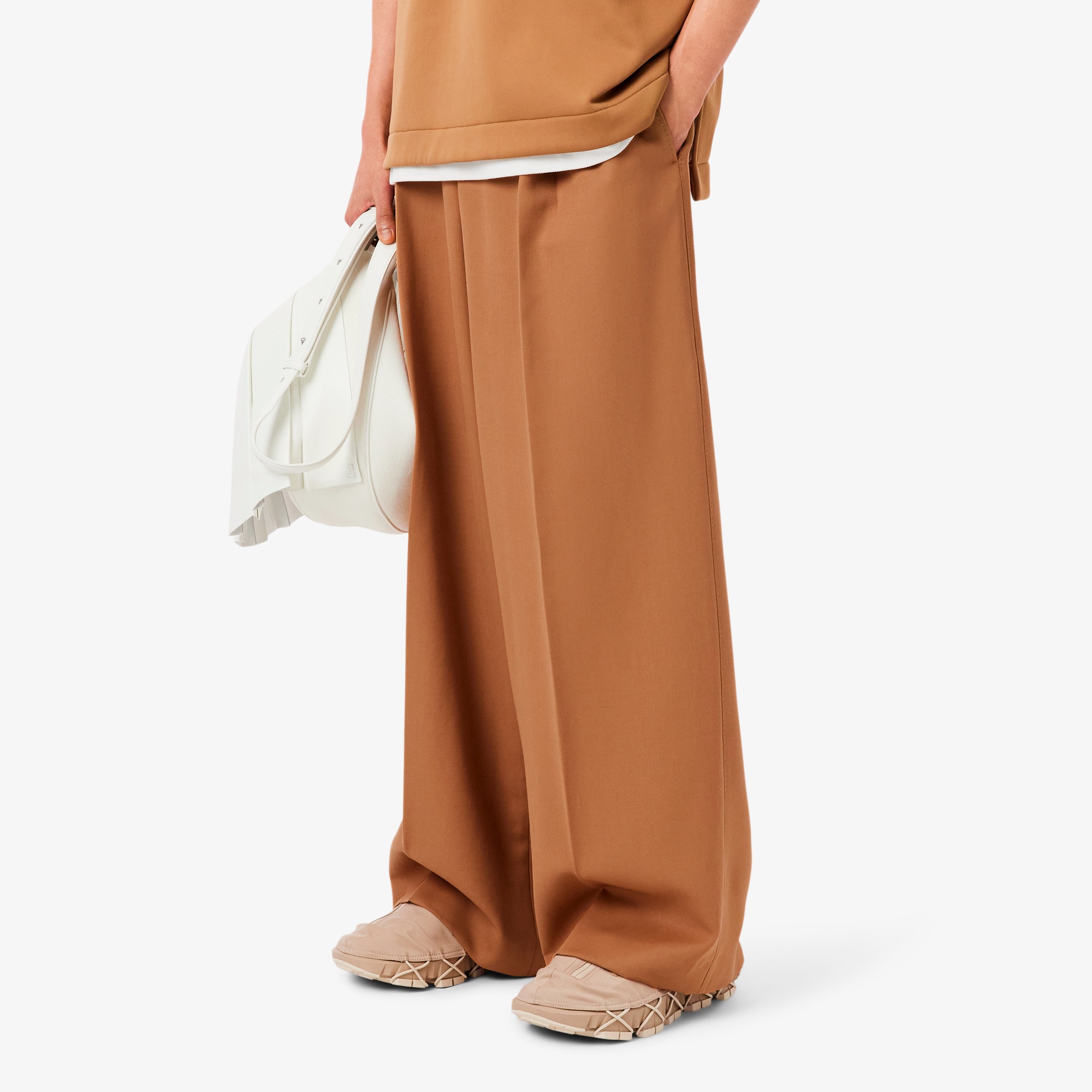 『FW25 Fashion Show』ワイドレッグウールパンツ