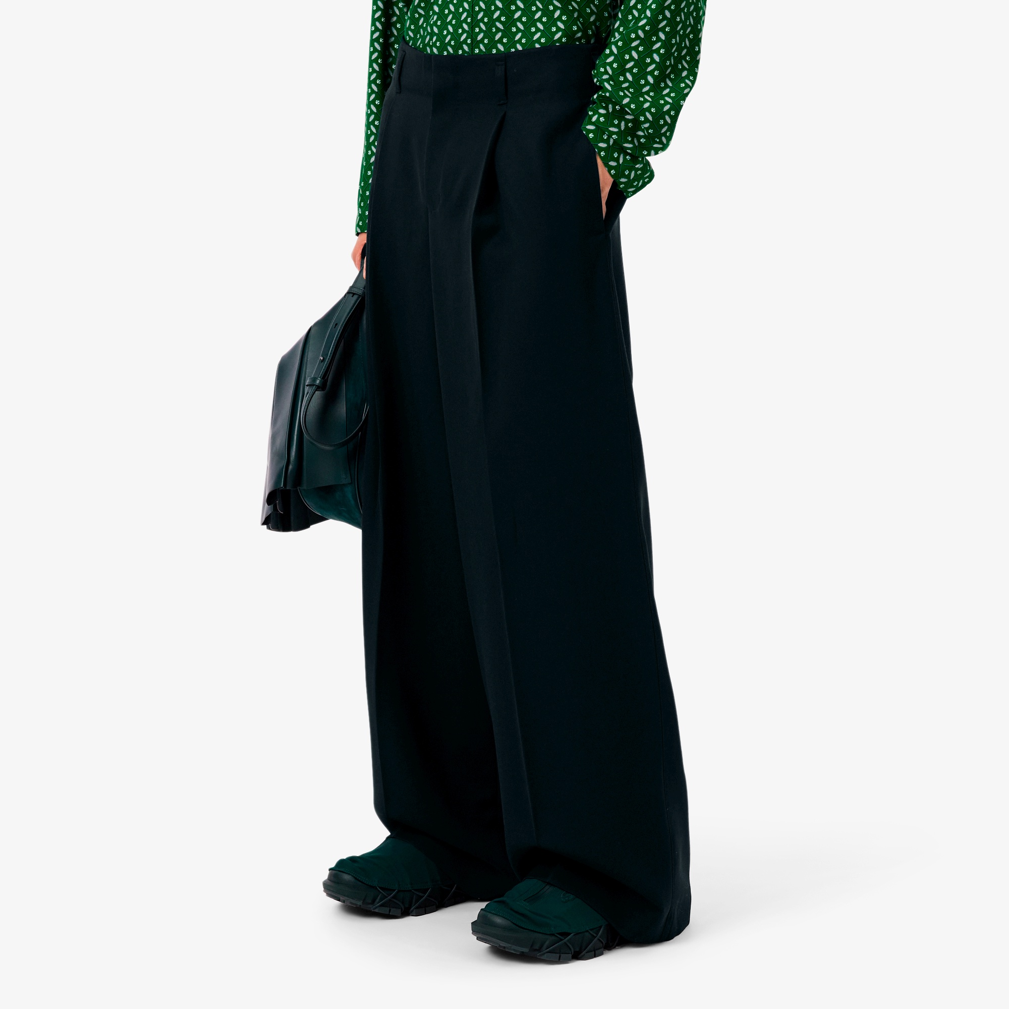 『FW25 Fashion Show』ワイドレッグウールパンツ