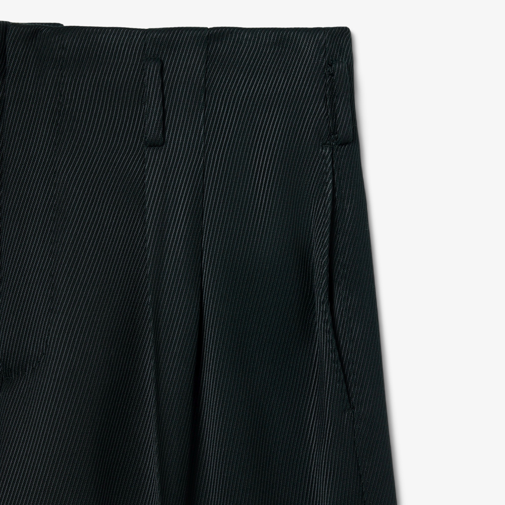 『FW25 Fashion Show』レギュラーフィットレーヨンサテンパンツ