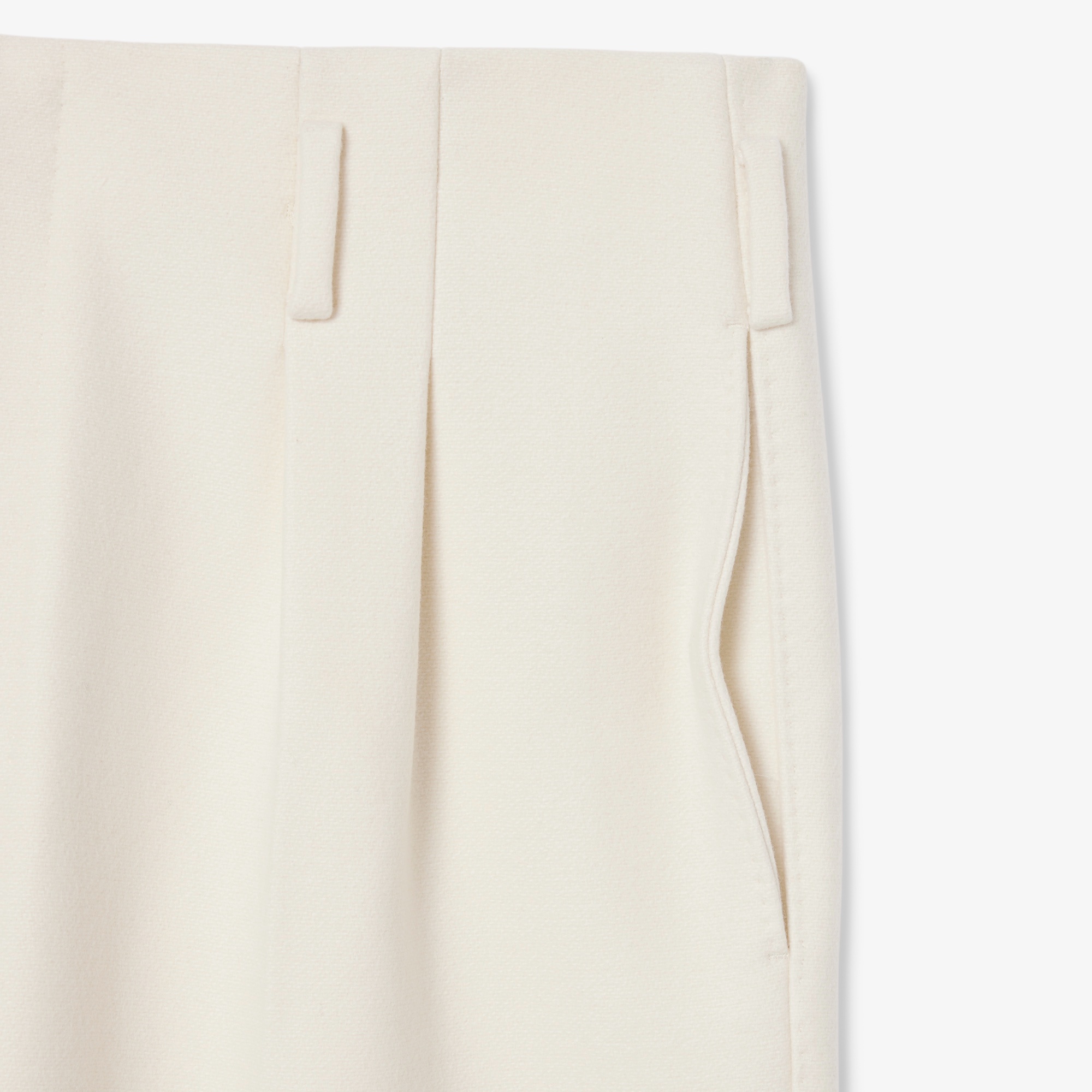 『FW25 Fashion Show』レギュラーフィットホワイトウールパンツ