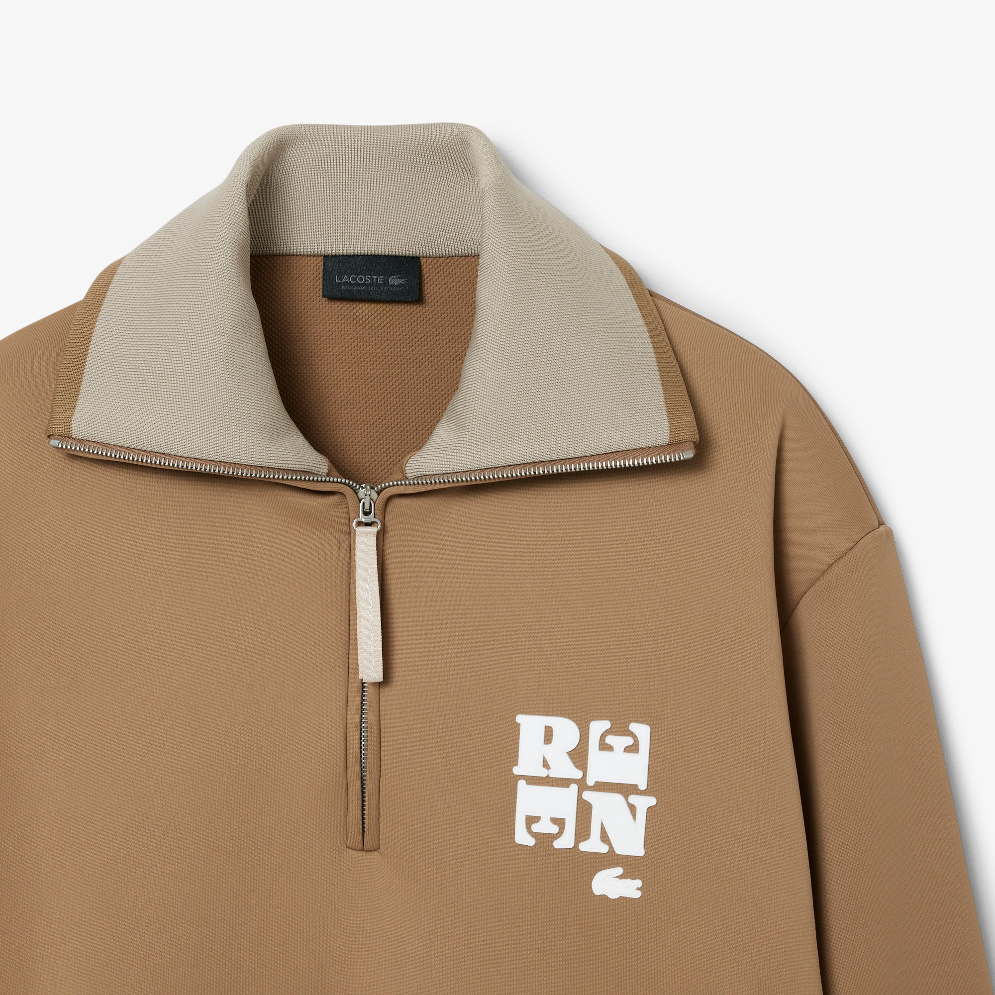 『FW25 Fashion Show』RENEワッペンハイネックハーフジップスウェット