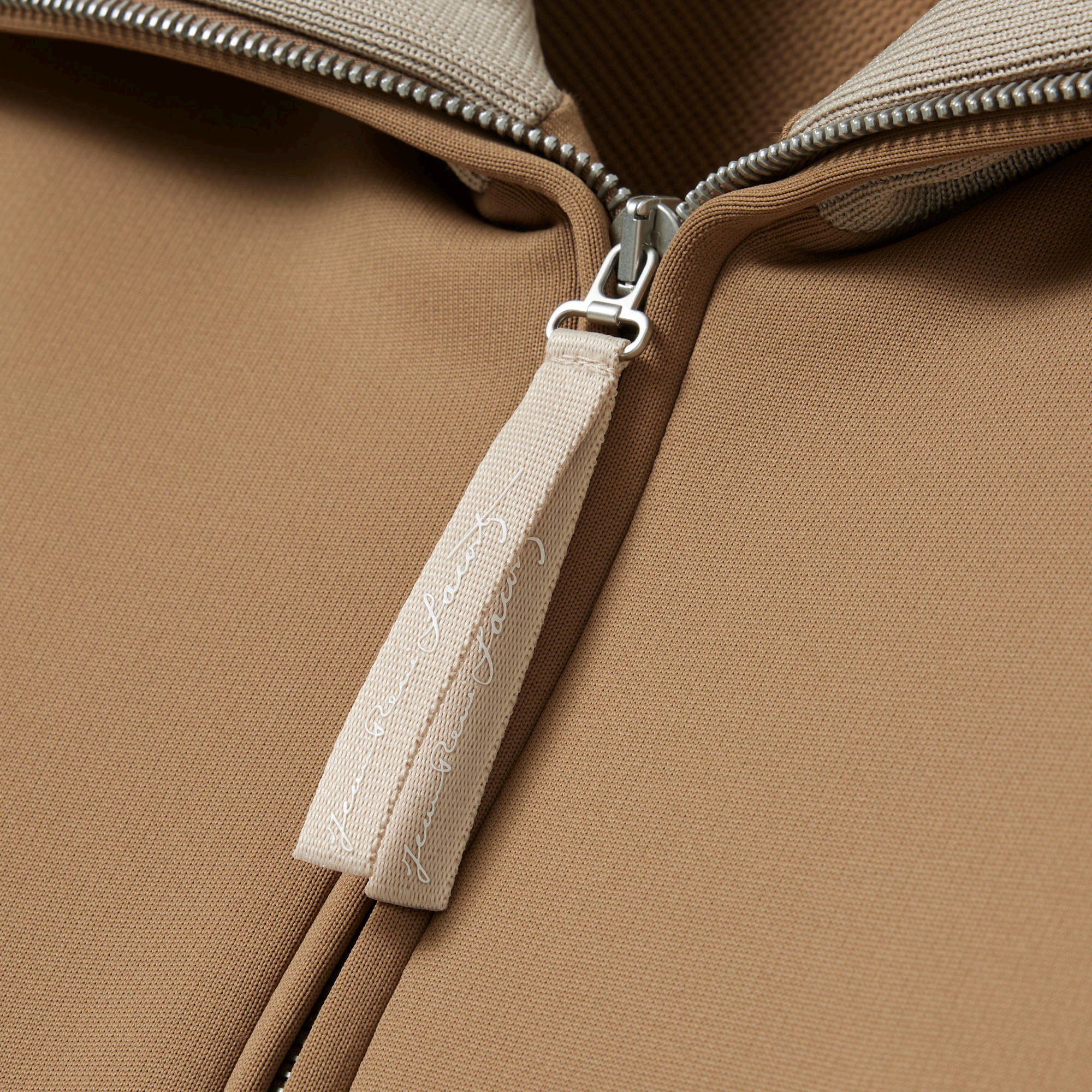 『FW25 Fashion Show』RENEワッペンハイネックハーフジップスウェット