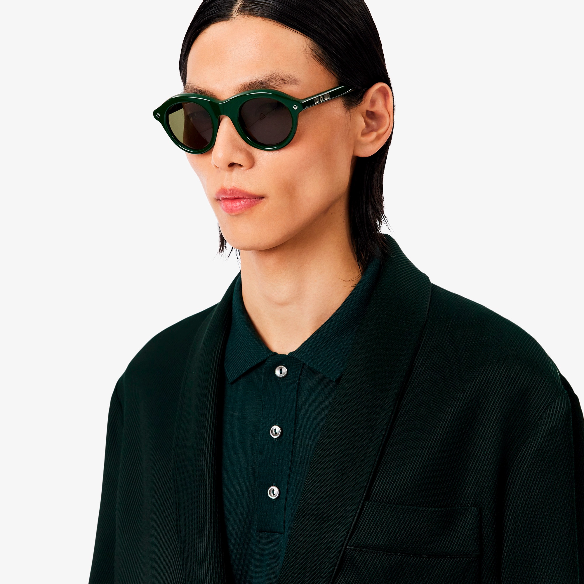 『FW25 Fashion Show』サテンショールカラーブレザー