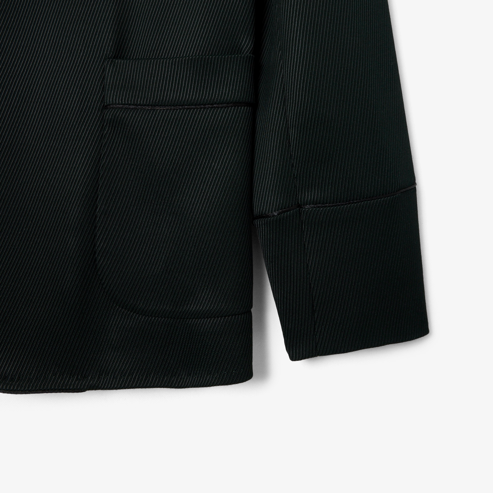 『FW25 Fashion Show』サテンショールカラーブレザー