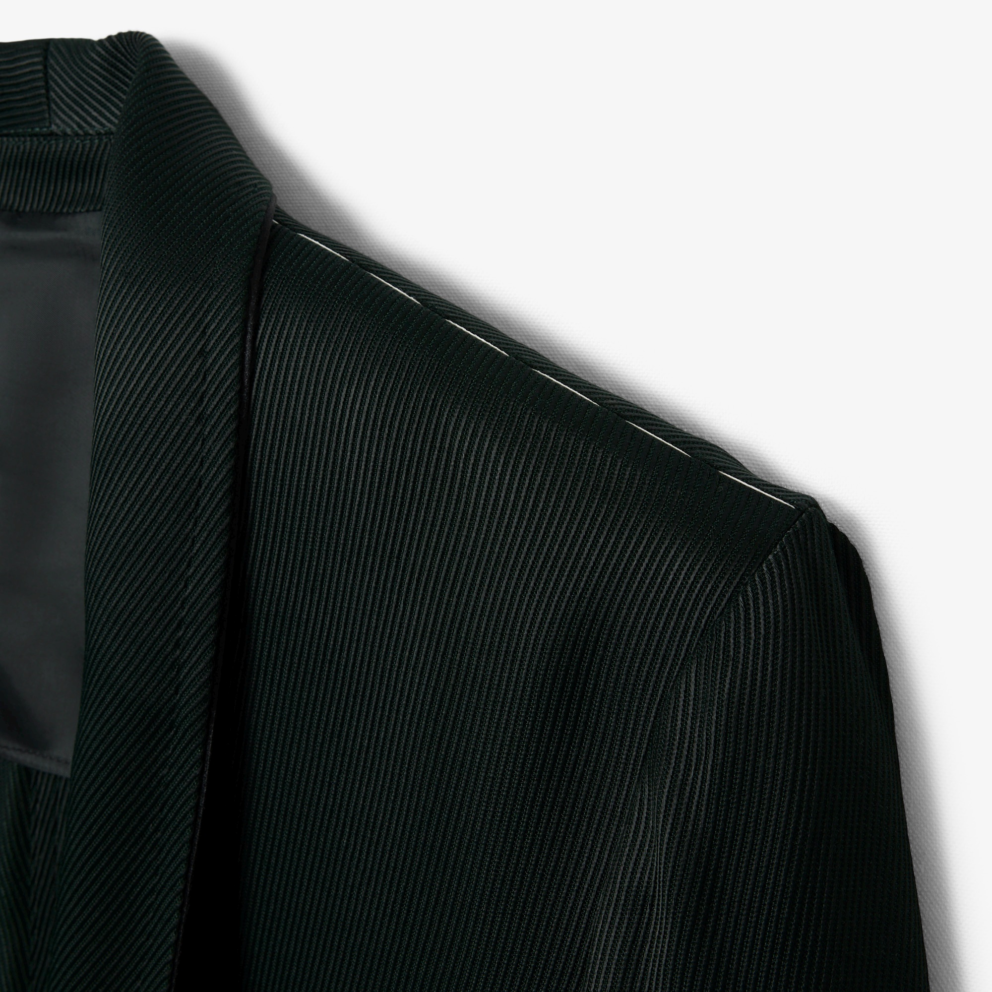 『FW25 Fashion Show』サテンショールカラーブレザー