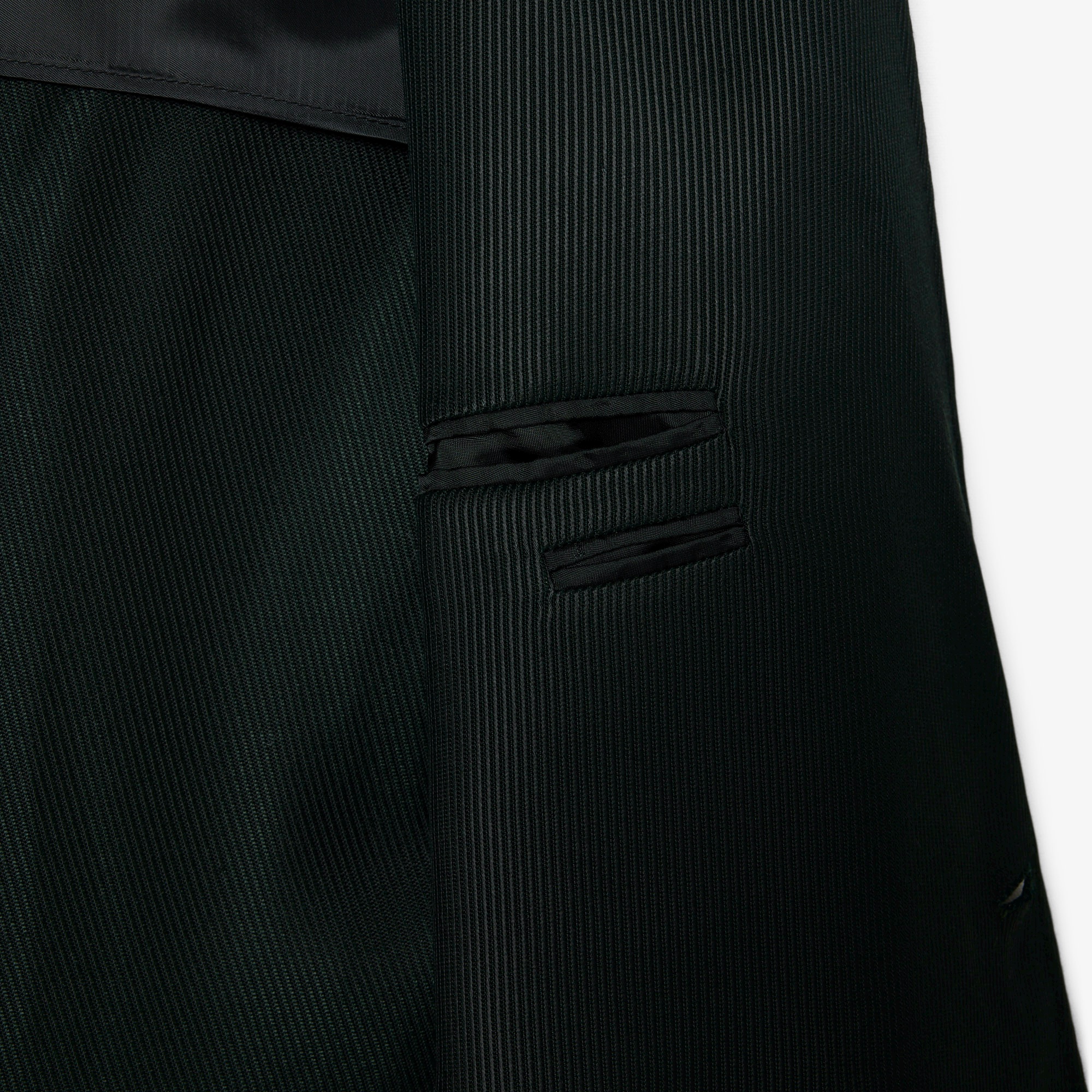 『FW25 Fashion Show』サテンショールカラーブレザー