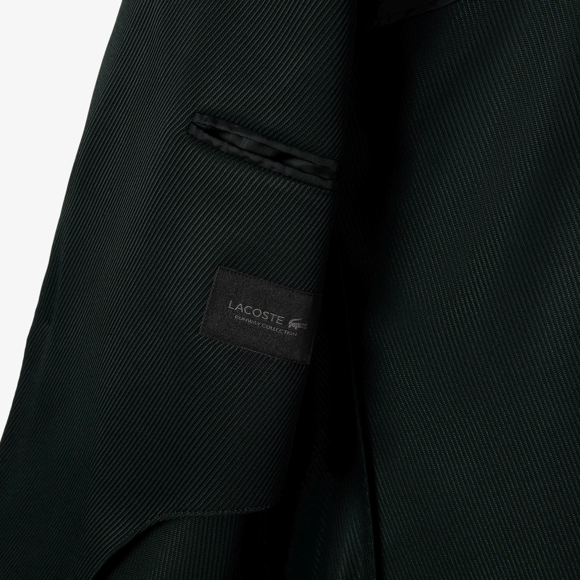 『FW25 Fashion Show』サテンショールカラーブレザー