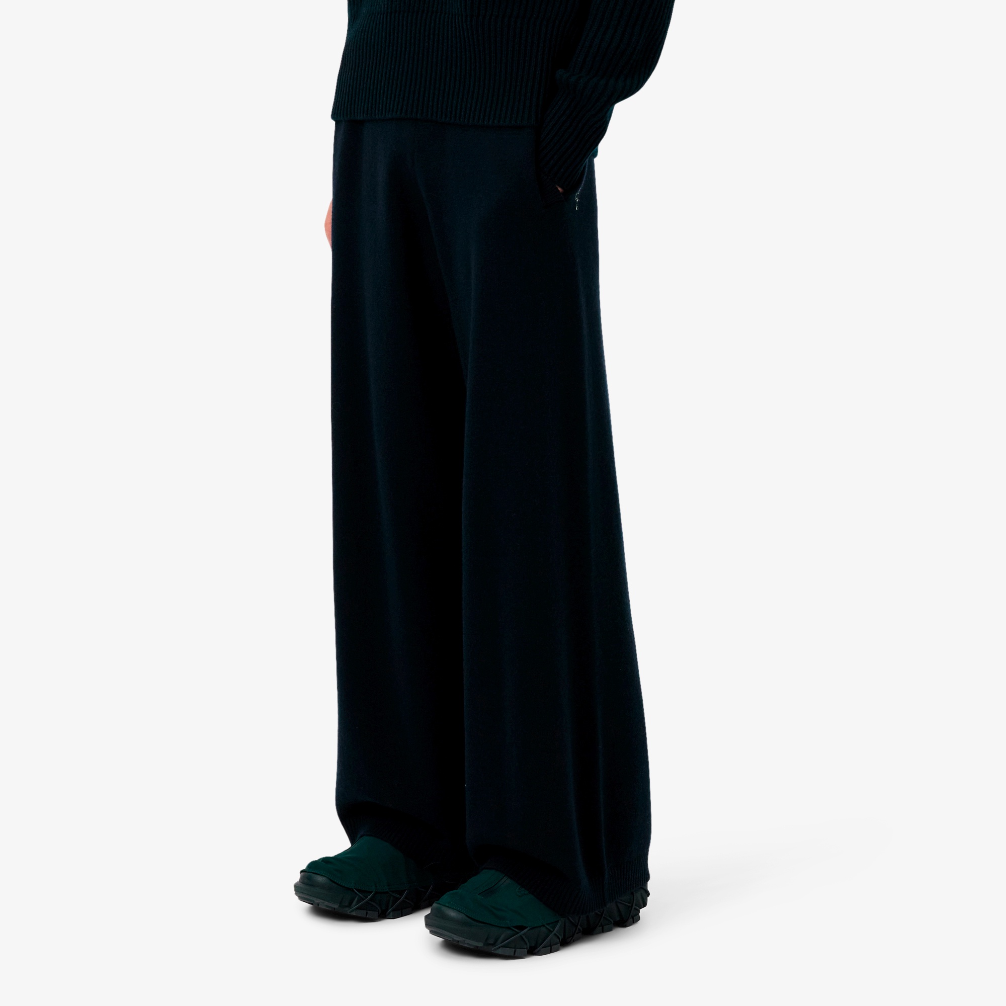 『FW25 Fashion Show』フェルテッドウールジョガーパンツ