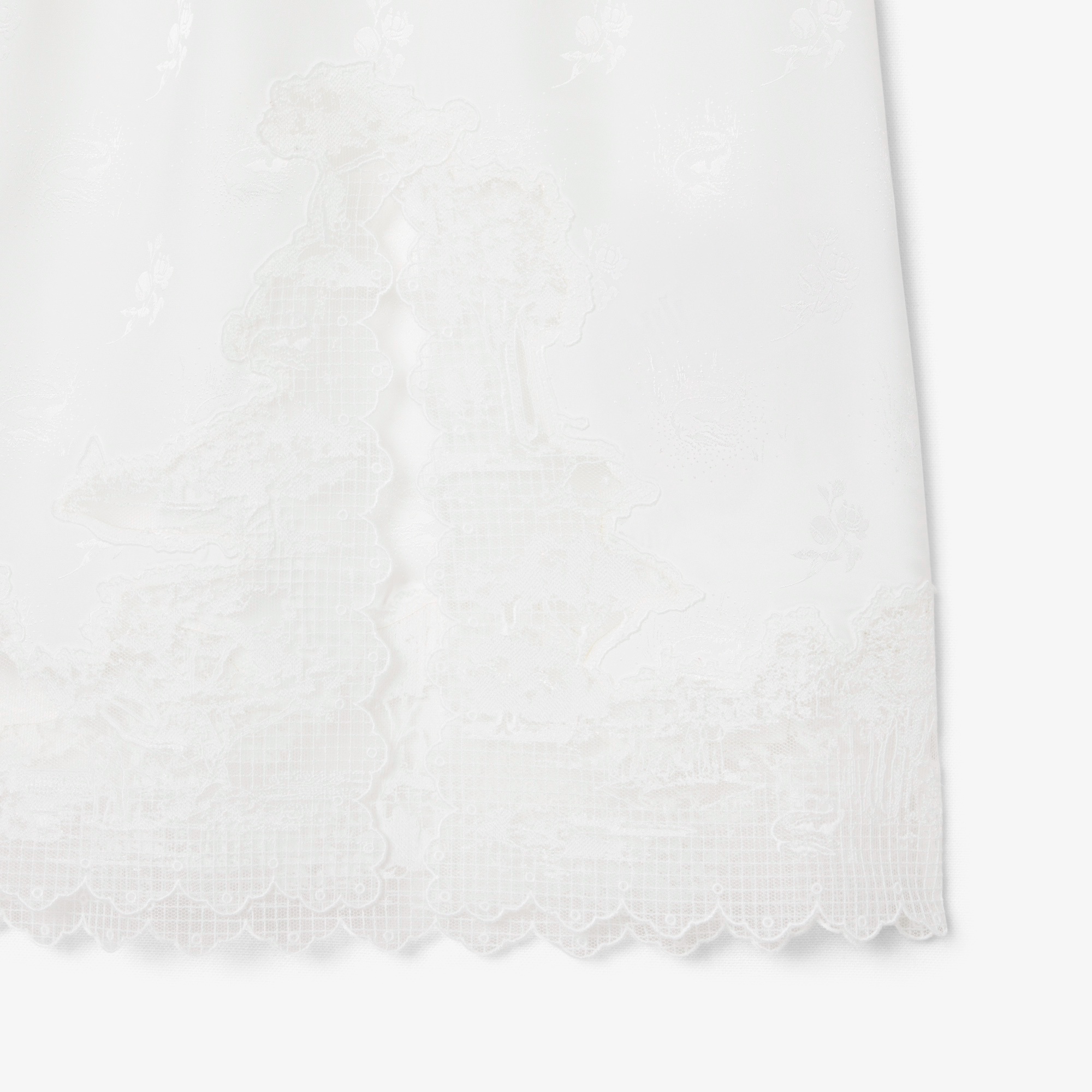 『SS26 Fashion Show』 ランドスケープ刺しゅうチュールスカート