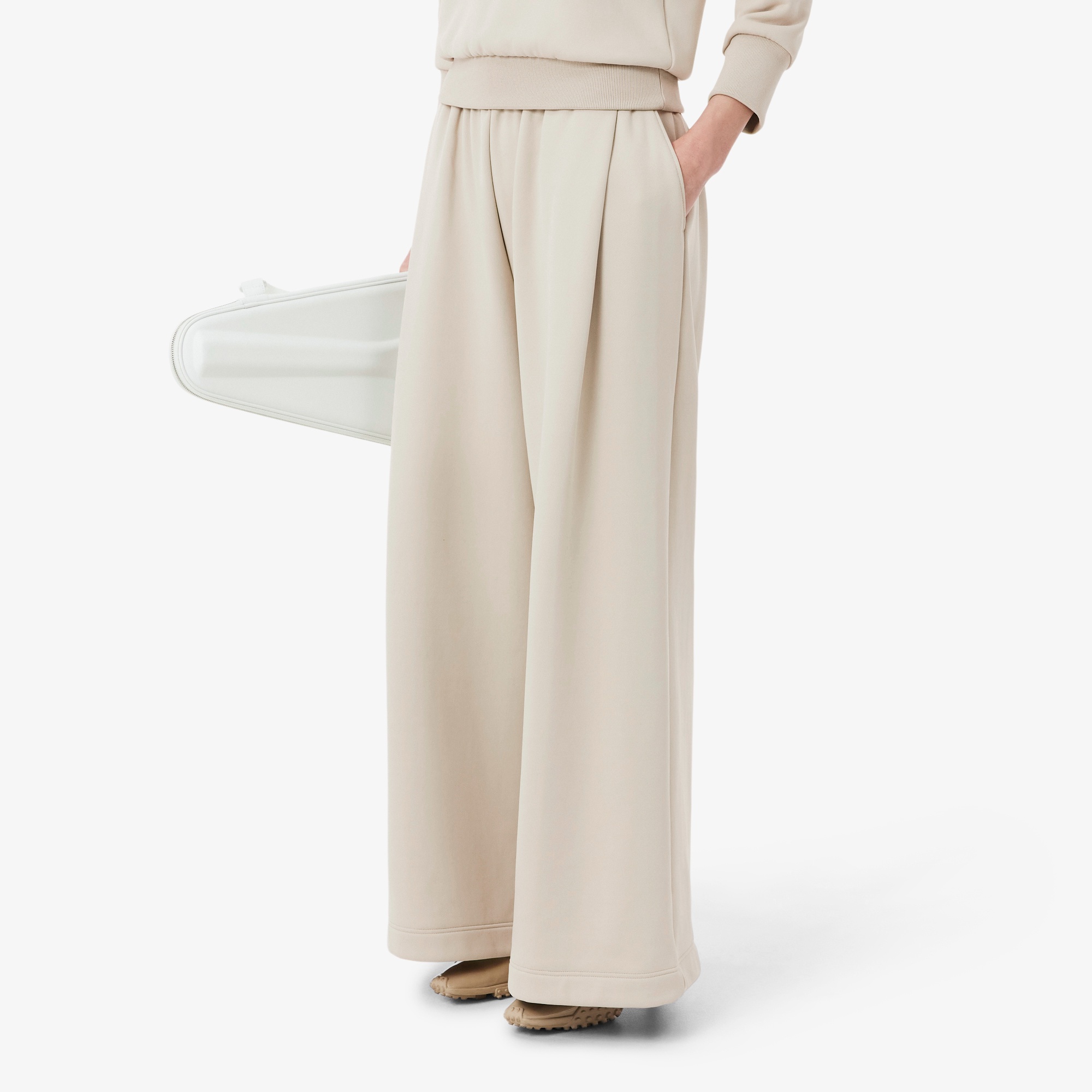 『SS26 Fashion Show』 サテンニットワイドジョガーパンツ