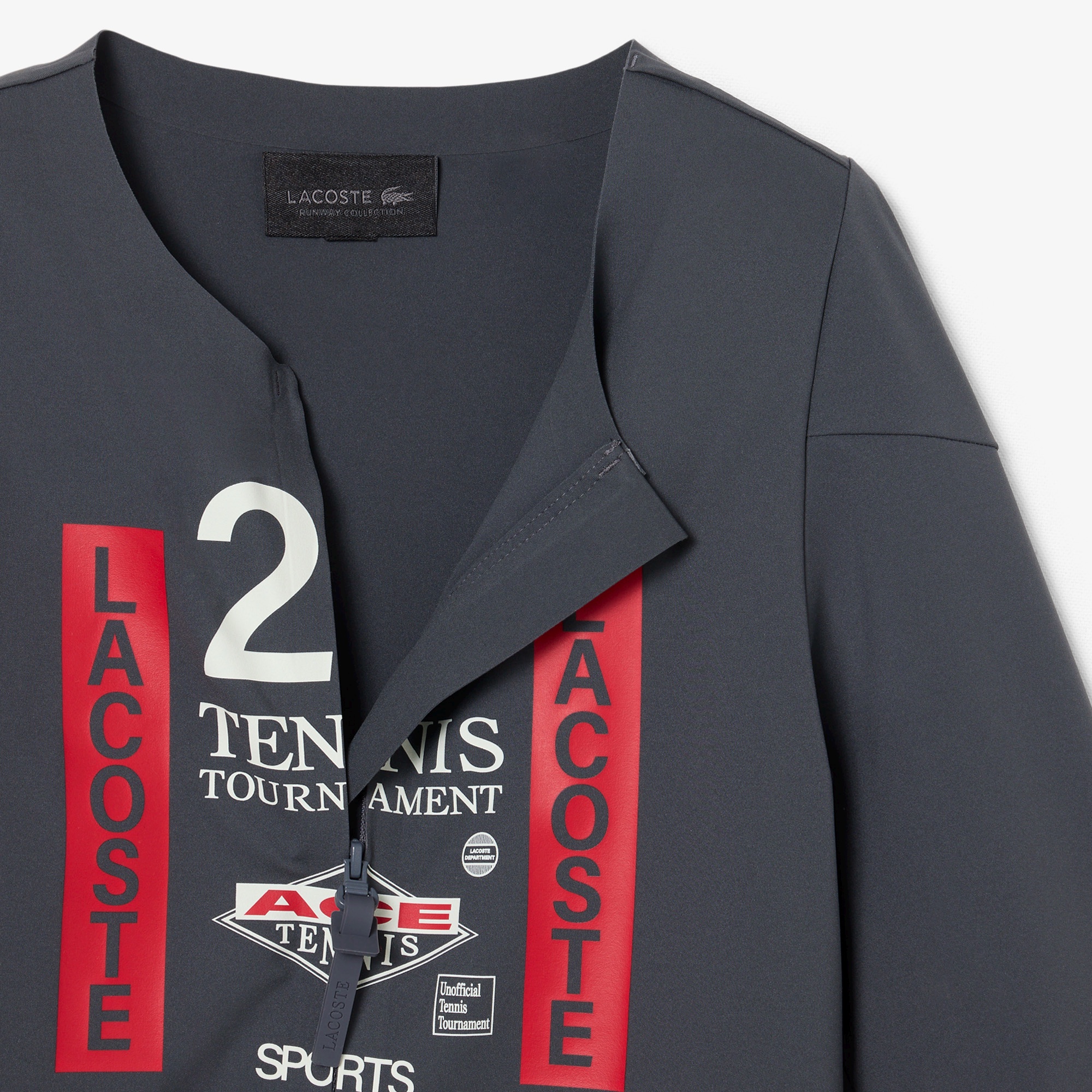 『FW26 Fashion Show』 ジップアップ プリント ストレッチTシャツ