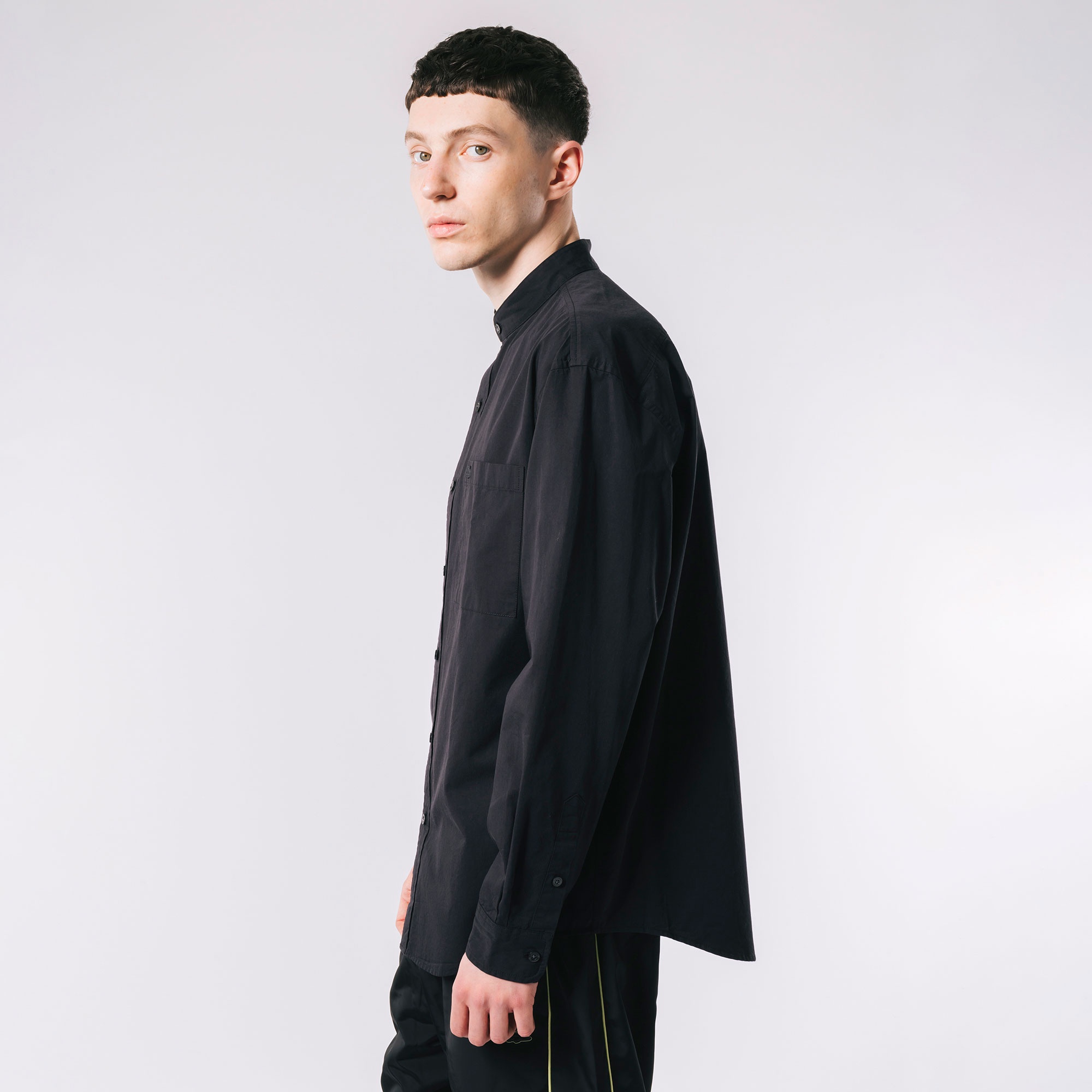 スタンドカラーシャツ