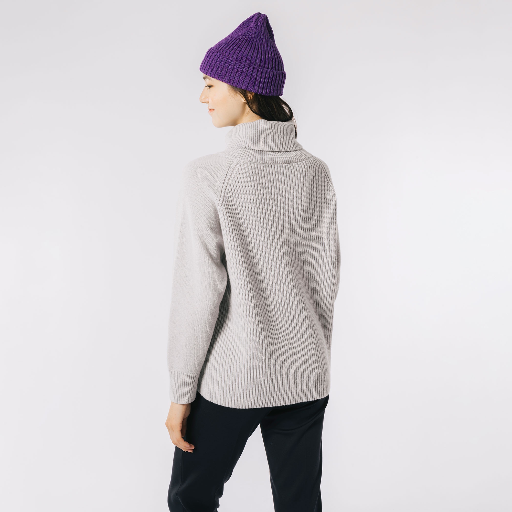 ミドルゲージタートルネックニットセーター