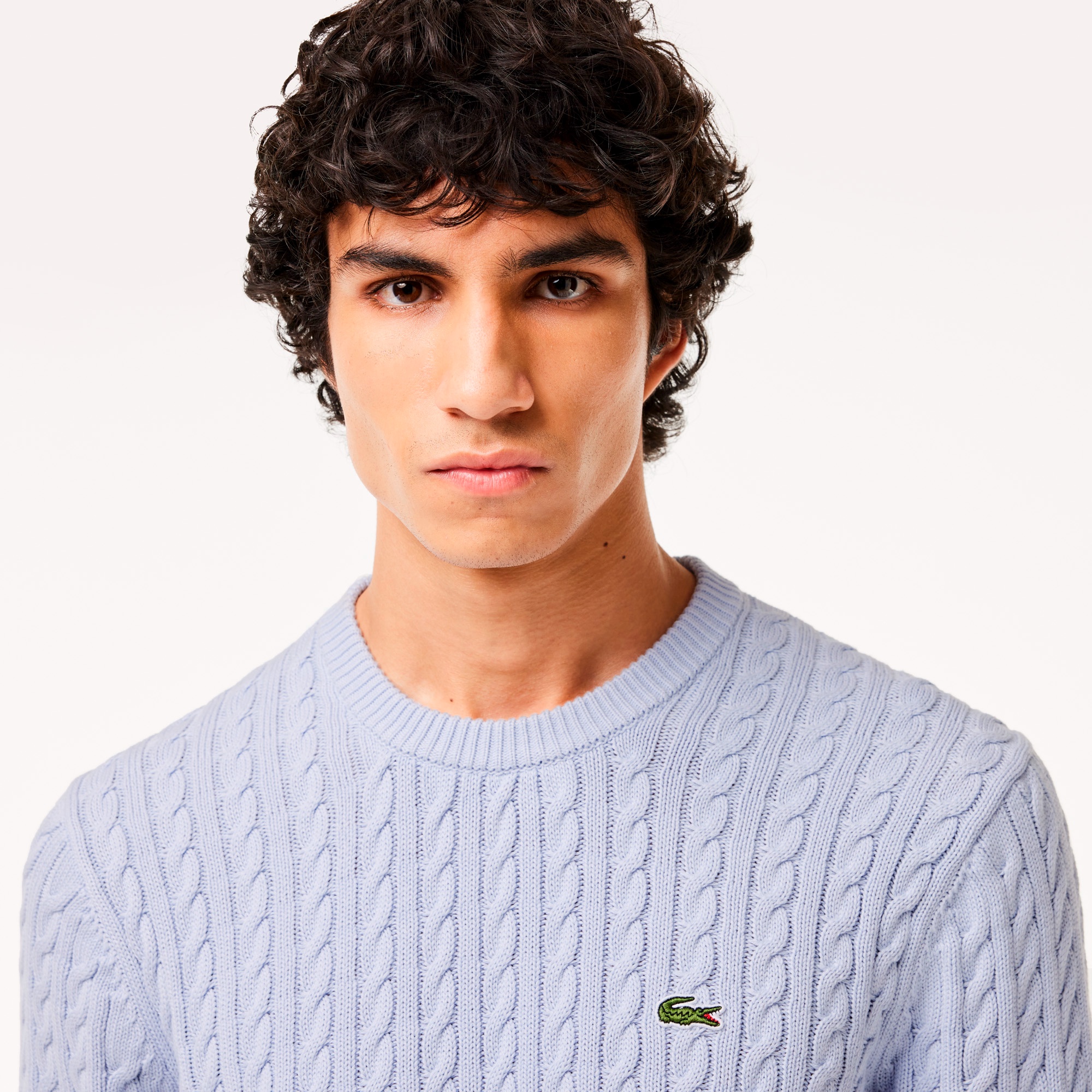 ケーブルニットセーター