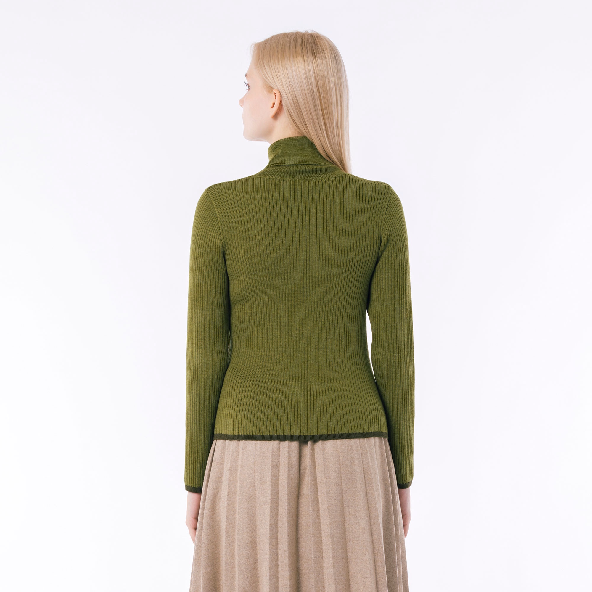 スリムフィットタートルネックセーター