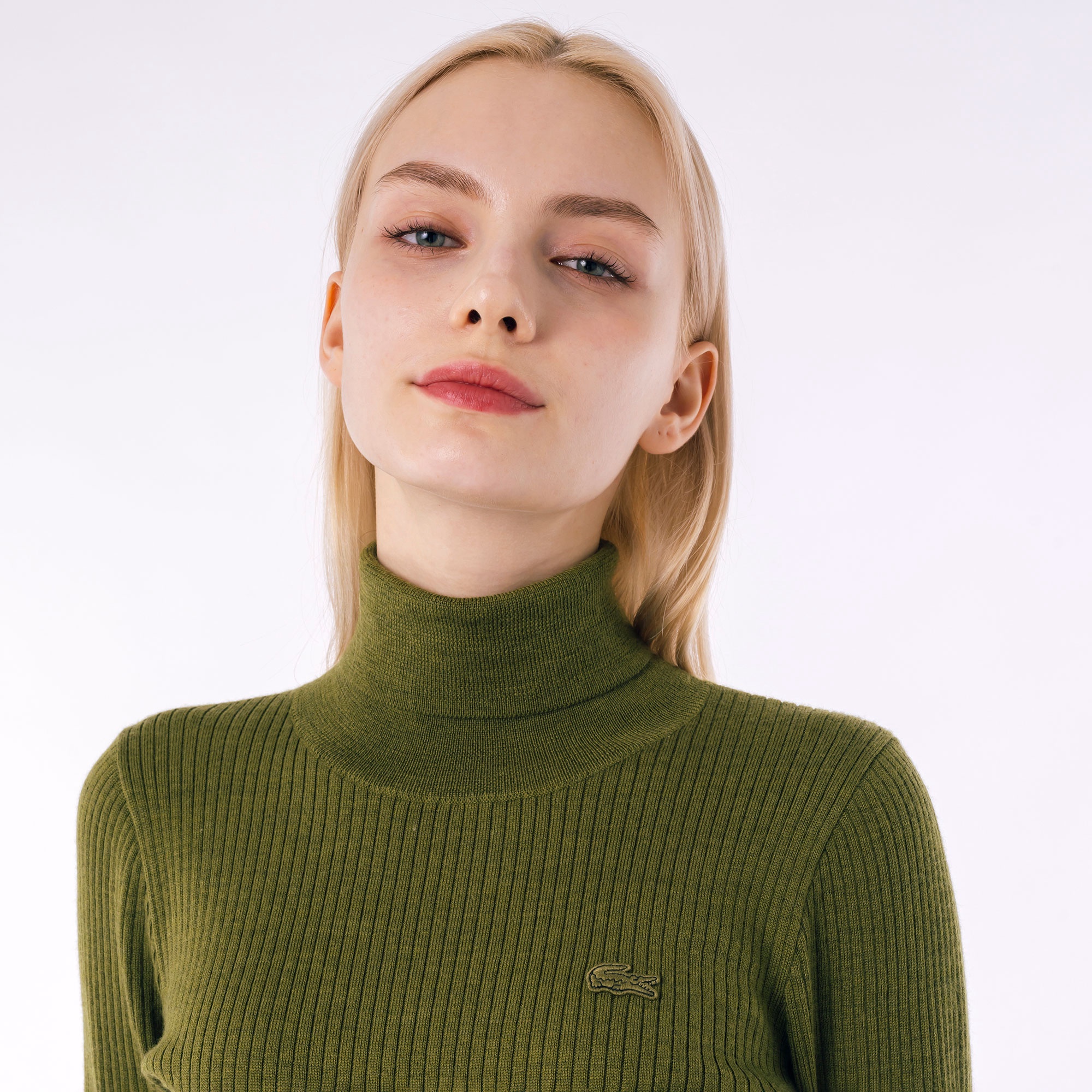 スリムフィットタートルネックセーター