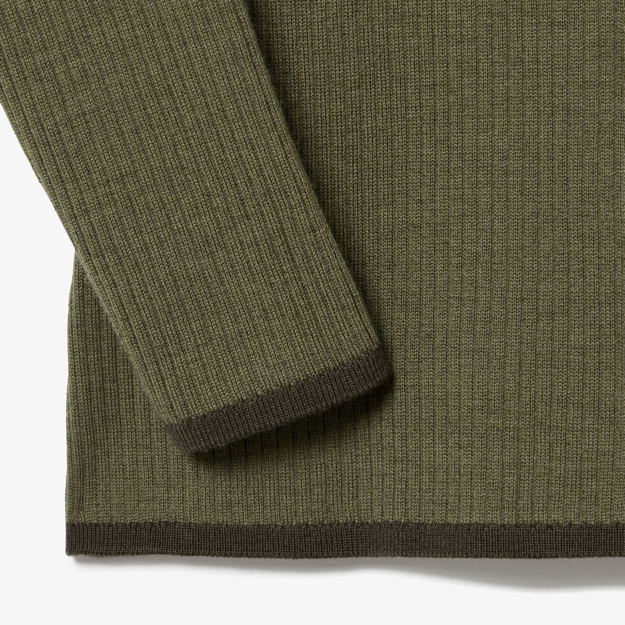 スリムフィットタートルネックセーター