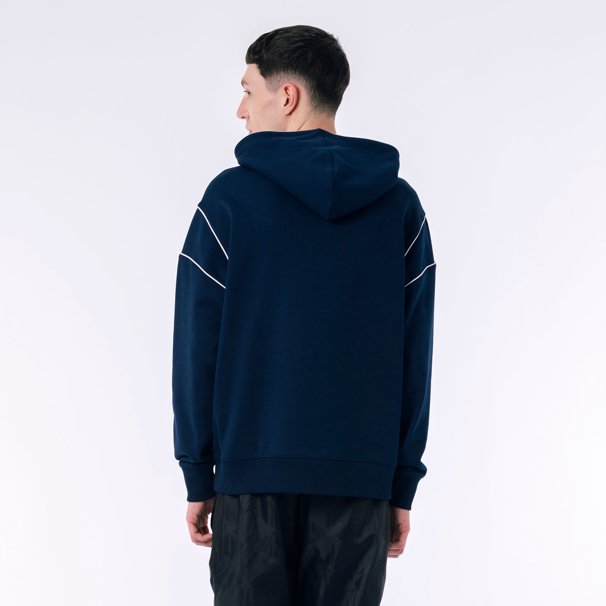 アウトラインネームステッチスウェットフーディー