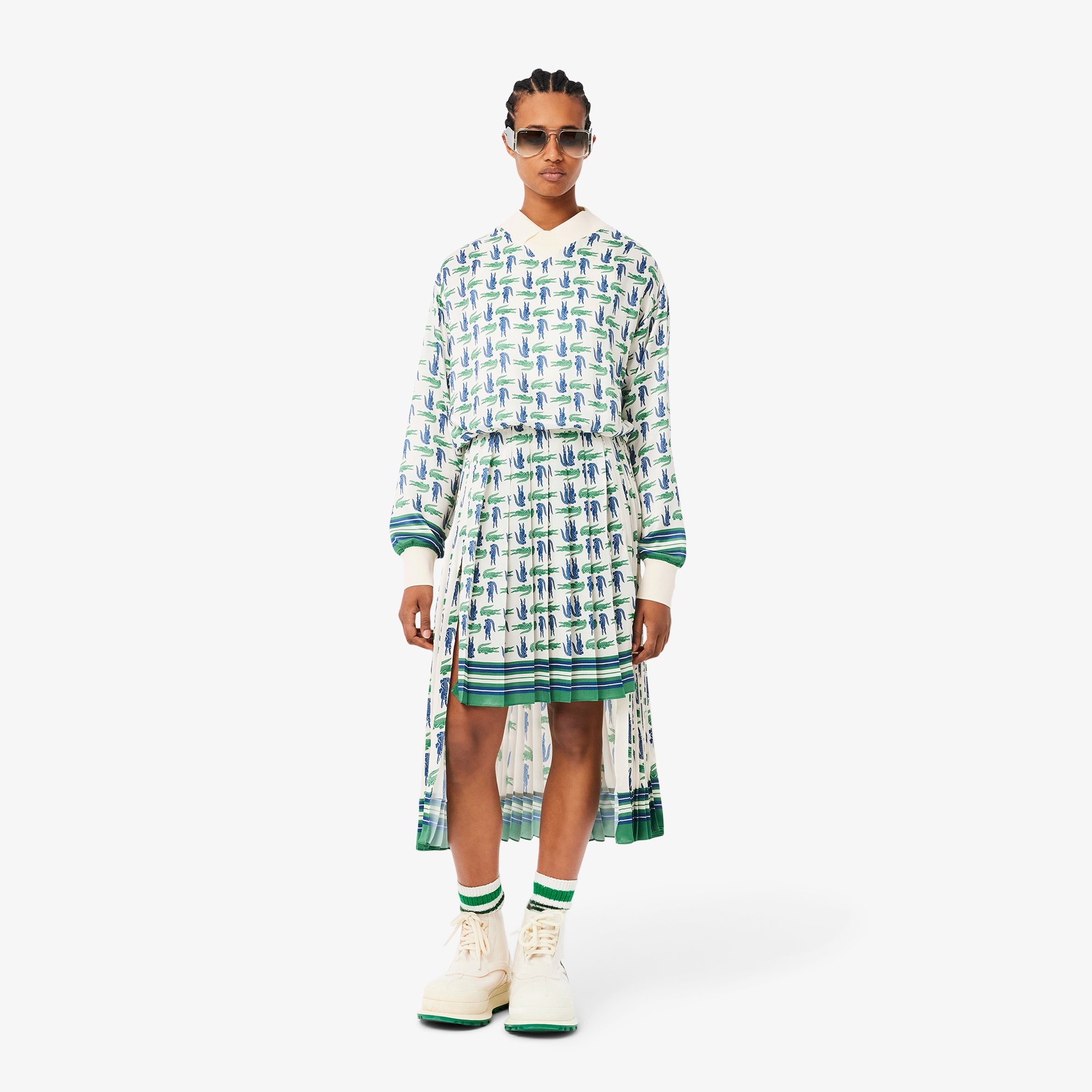 『FW24 Fashion Show』 プリーツサテンオールオーバーワニロゴドレス