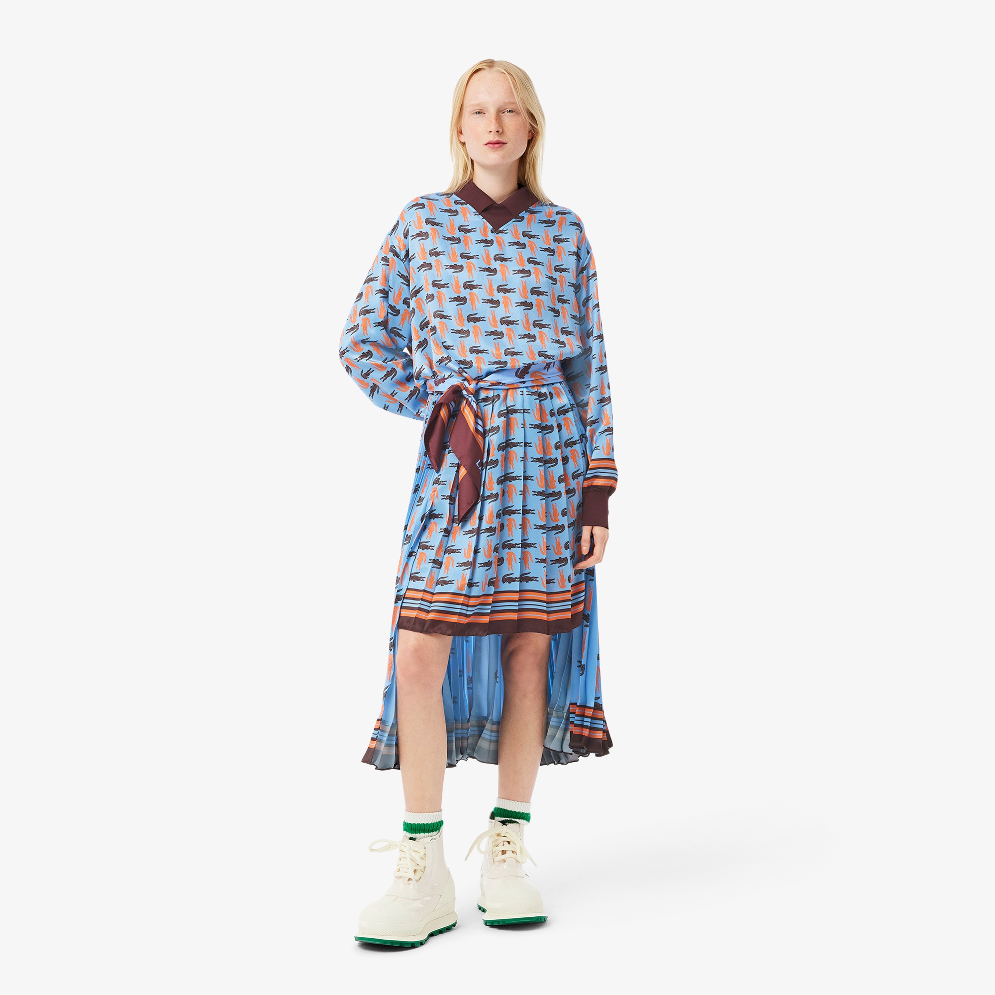 『FW24 Fashion Show』 プリーツサテンオールオーバーワニロゴドレス