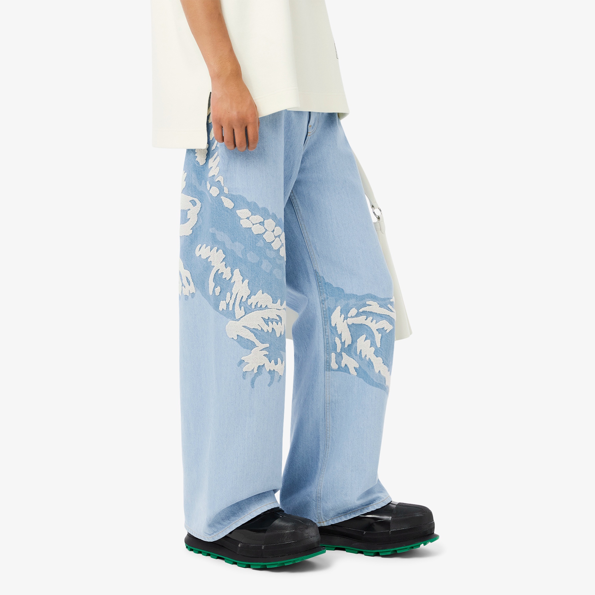 『FW24 Fashion Show』 メンズ ワニロゴグラフィックハイウェストジーンズ