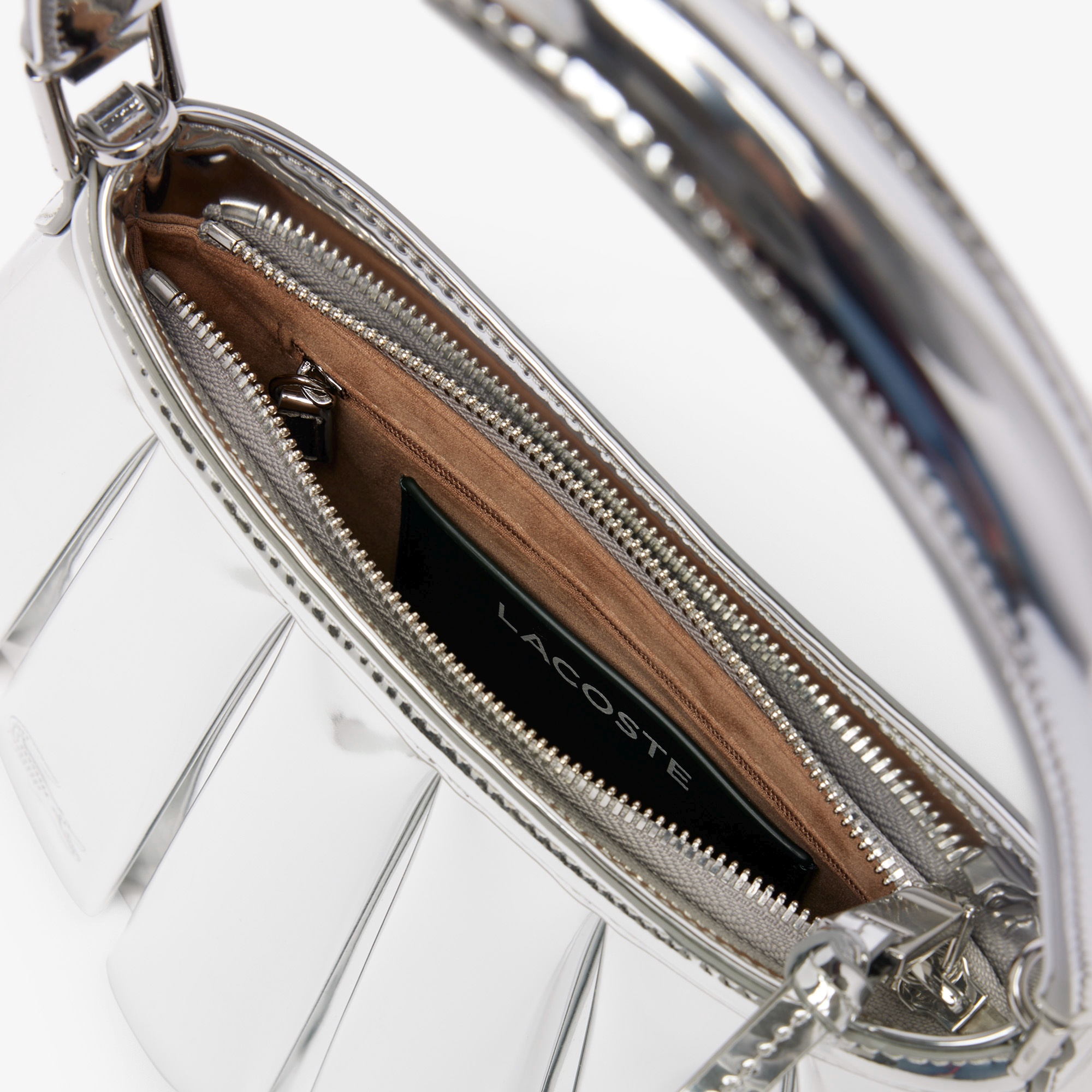 『FW25 Fashion Show』ランラン シルバーミラーレザーショルダーバッグ