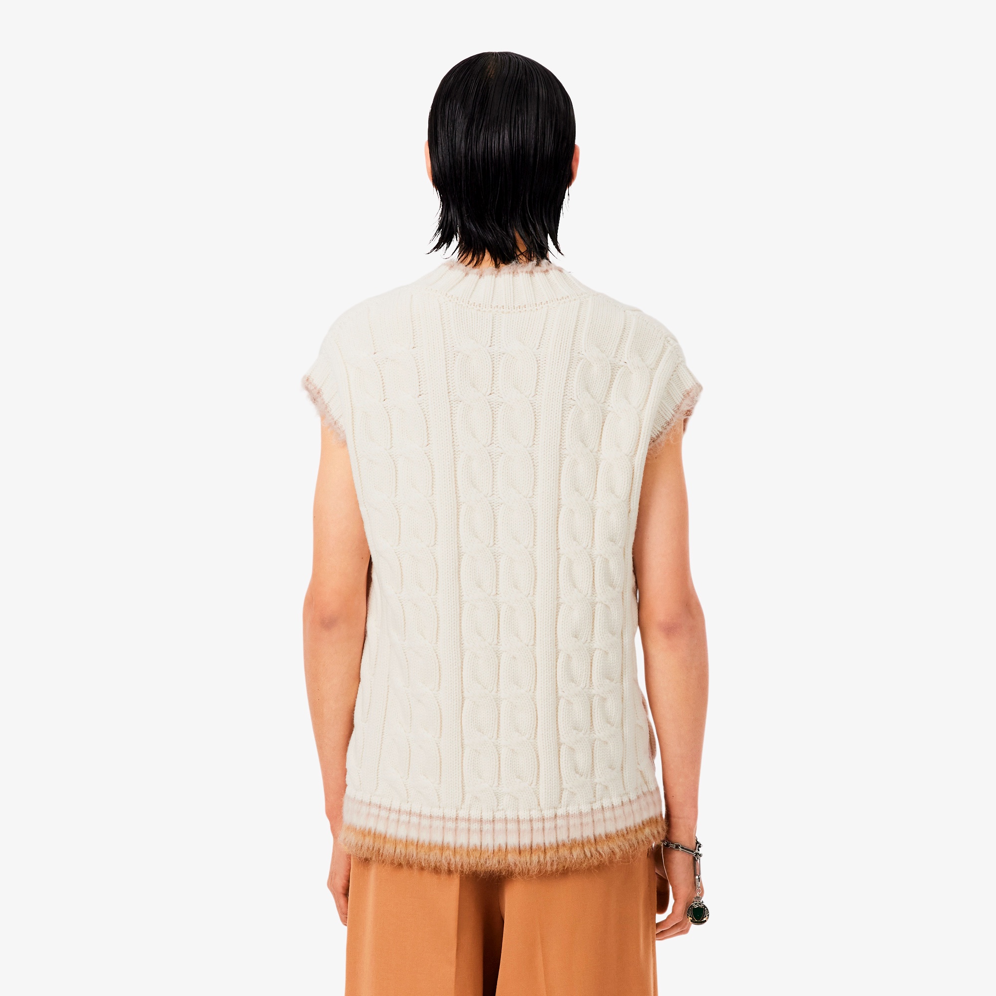 『FW25 Fashion Show』シャギーリブケーブルニットベスト