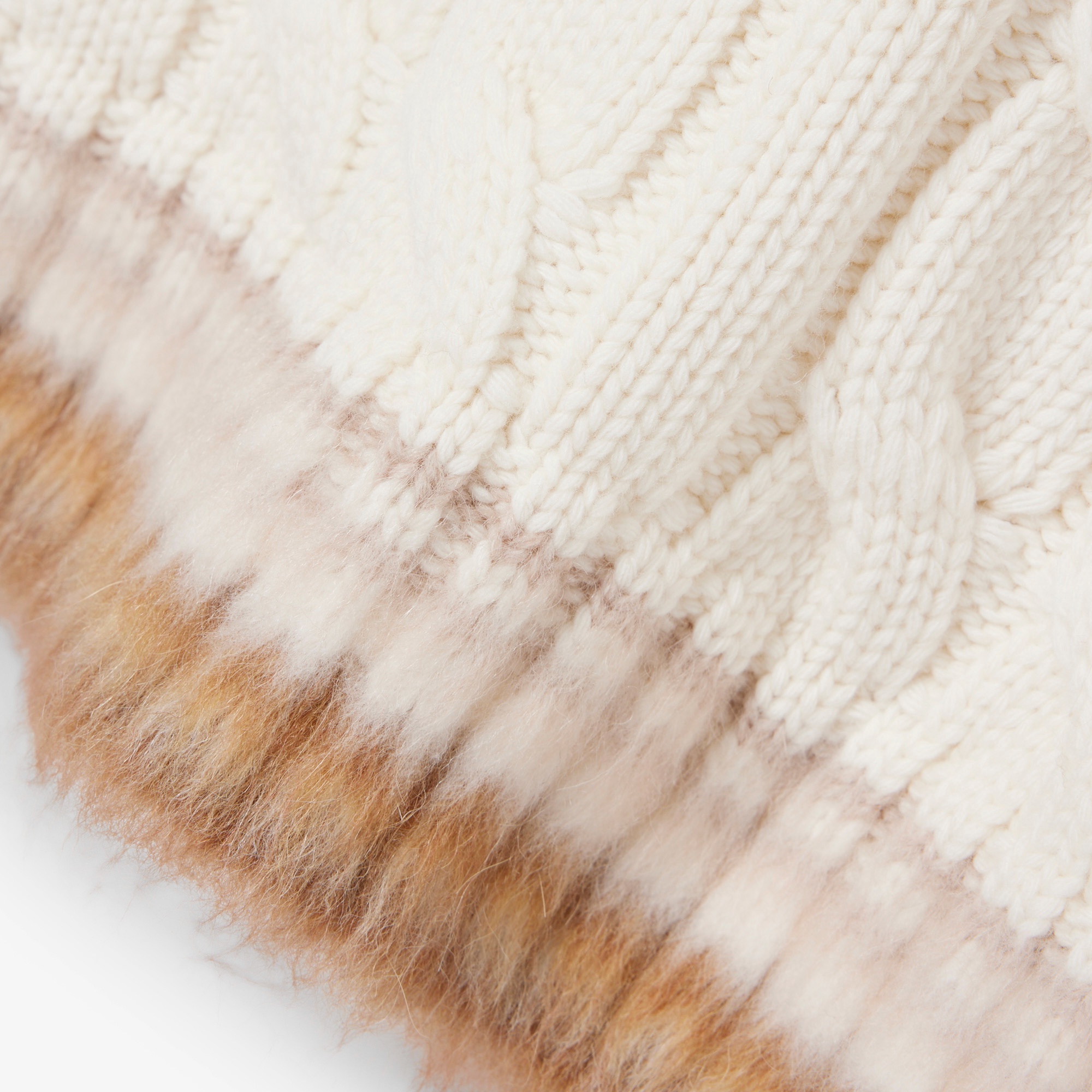 『FW25 Fashion Show』シャギーリブケーブルニットベスト