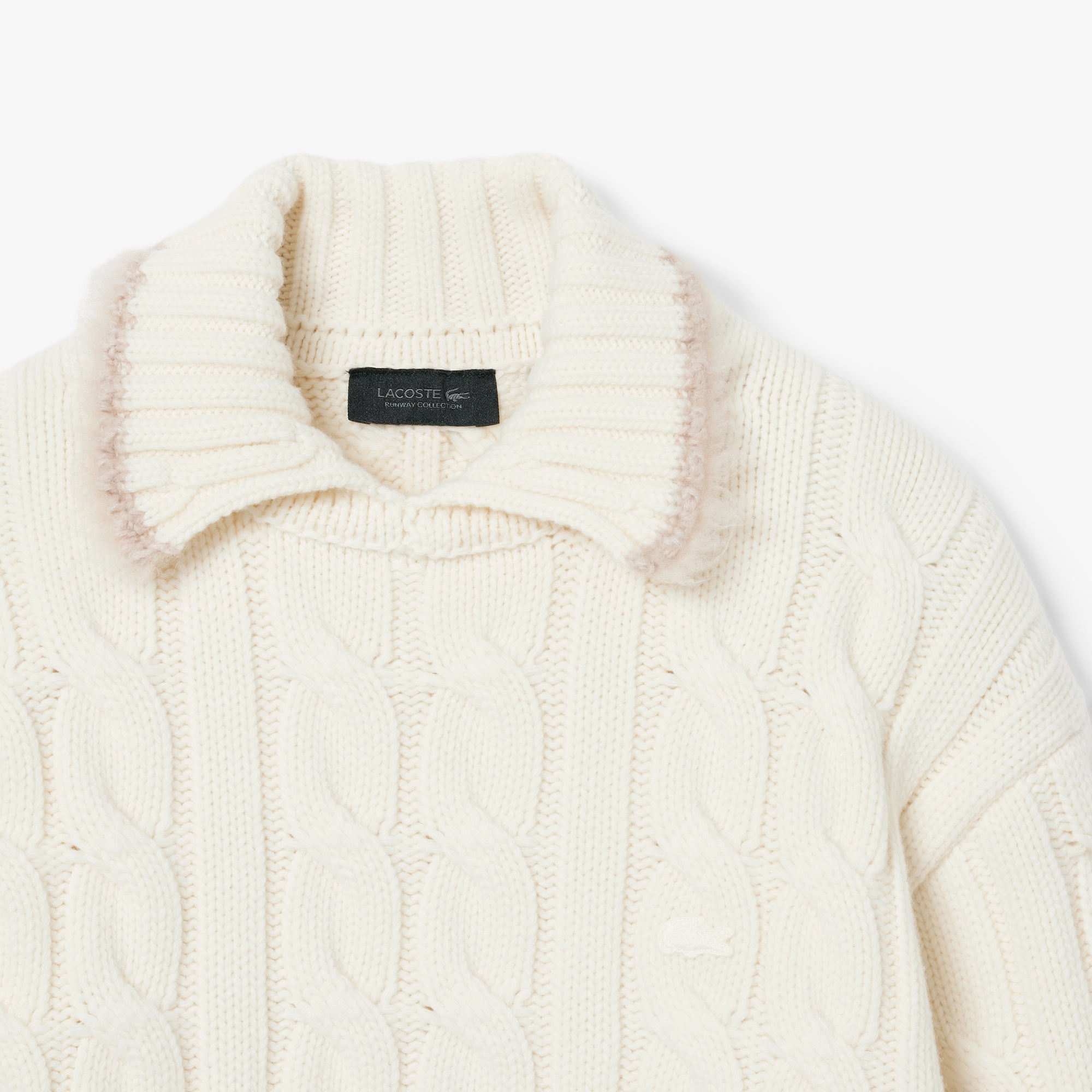 『FW25 Fashion Show』シャギーリブケーブルニットポロカラーセーター