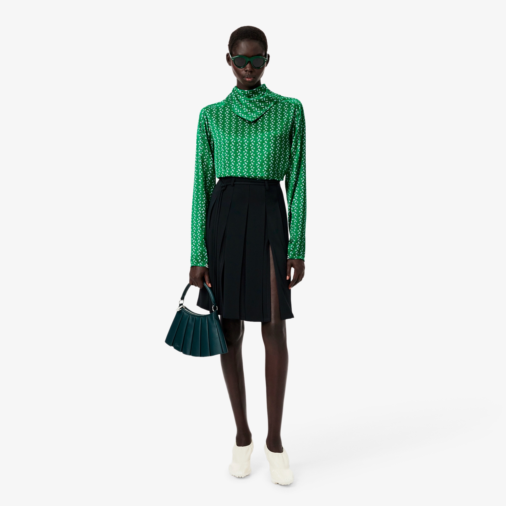 『FW25 Fashion Show』フルイドプリーツスカート