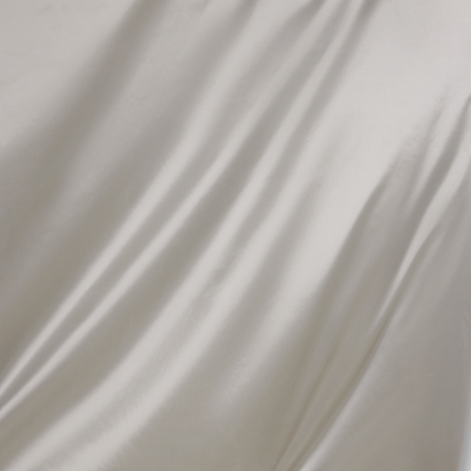 『FW25 Fashion Show』パデッドペンシルメタリックスカート
