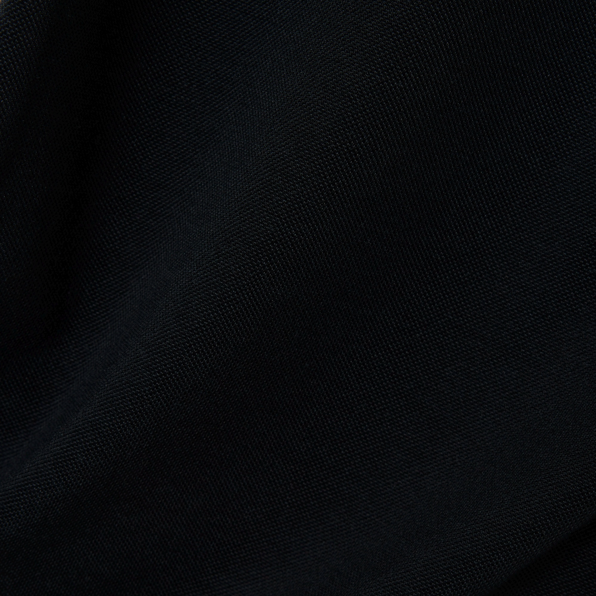 『FW25 Fashion Show』スリムフィットシルクポロシャツ