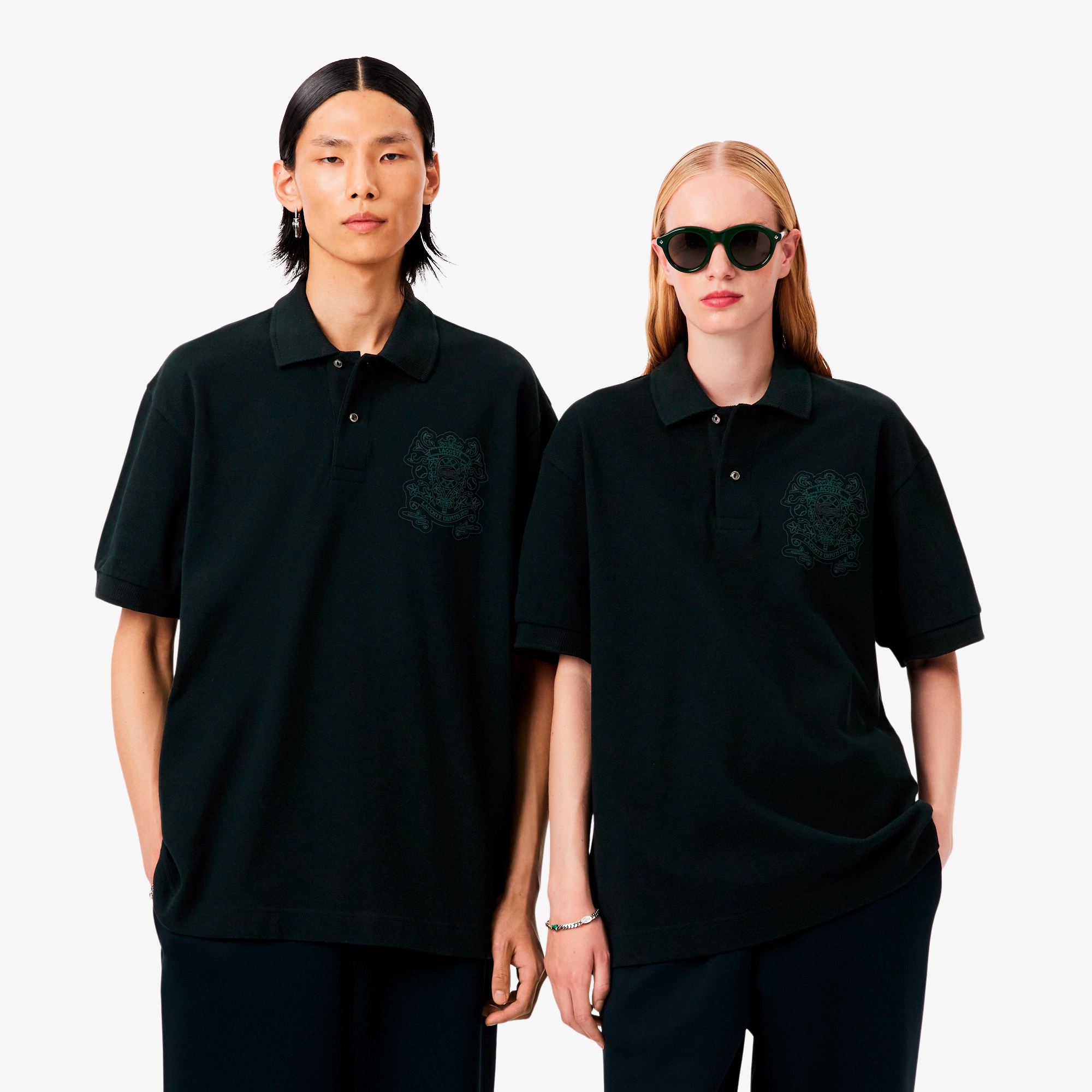 『FW25 Fashion Show』ルーズフィットエンブレムプリントポロシャツ