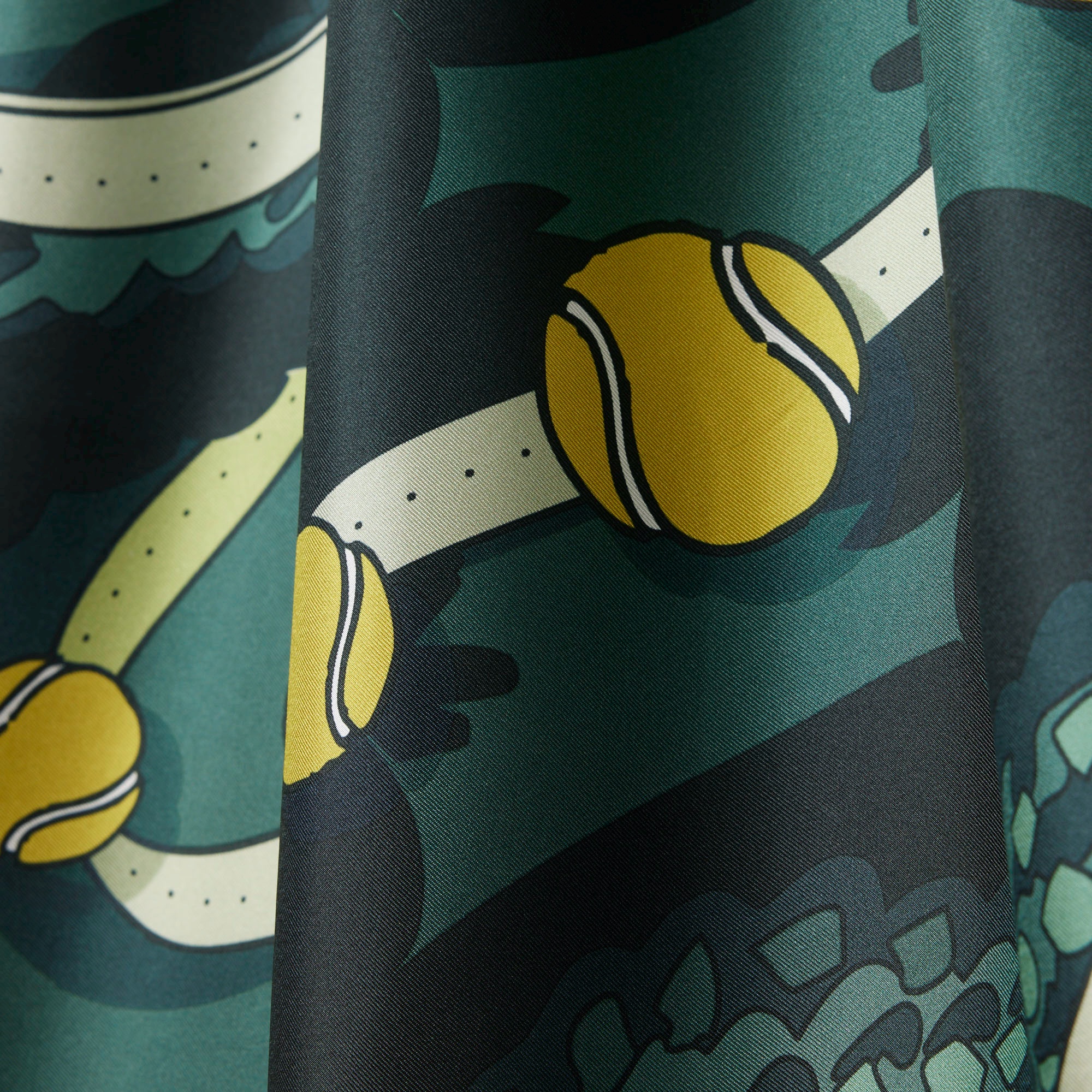 『FW25 Fashion Show』プリントシルクスカーフ