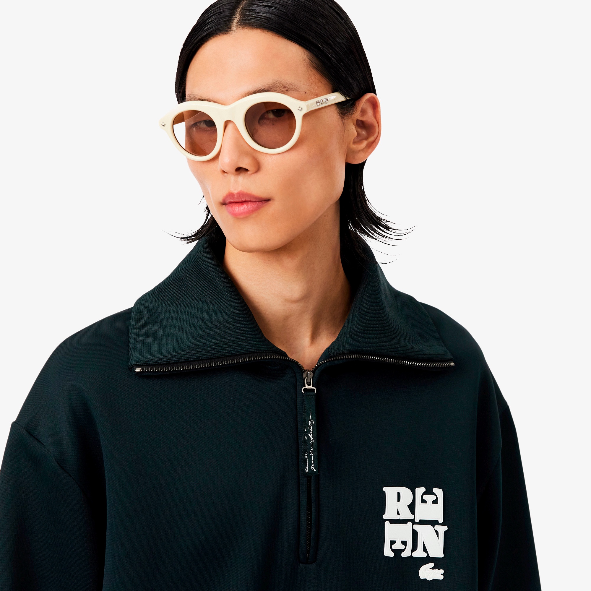 『FW25 Fashion Show』RENEワッペンハイネックハーフジップスウェット